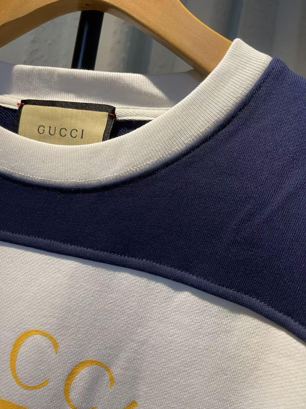 💰 120实拍图【顶级版本.官网品质】
#Gucci古驰##运动##复古#Gucci25最新拼接复古运动风格卫衣，官方原版,定制32支双纱纯棉大卫衣面料，克重460g，手感松软细腻又比一般棉布料扎实，舒适透气不易变形，采用进口纳米印花，精密网版让印花更为立体清晰细致，原版辅料一比一三标齐全，人工手缝织唛，还原专柜，区别市场通货，宽松版型，男女同款，官网品质
码数：XS - L
颜色：蓝白拼接