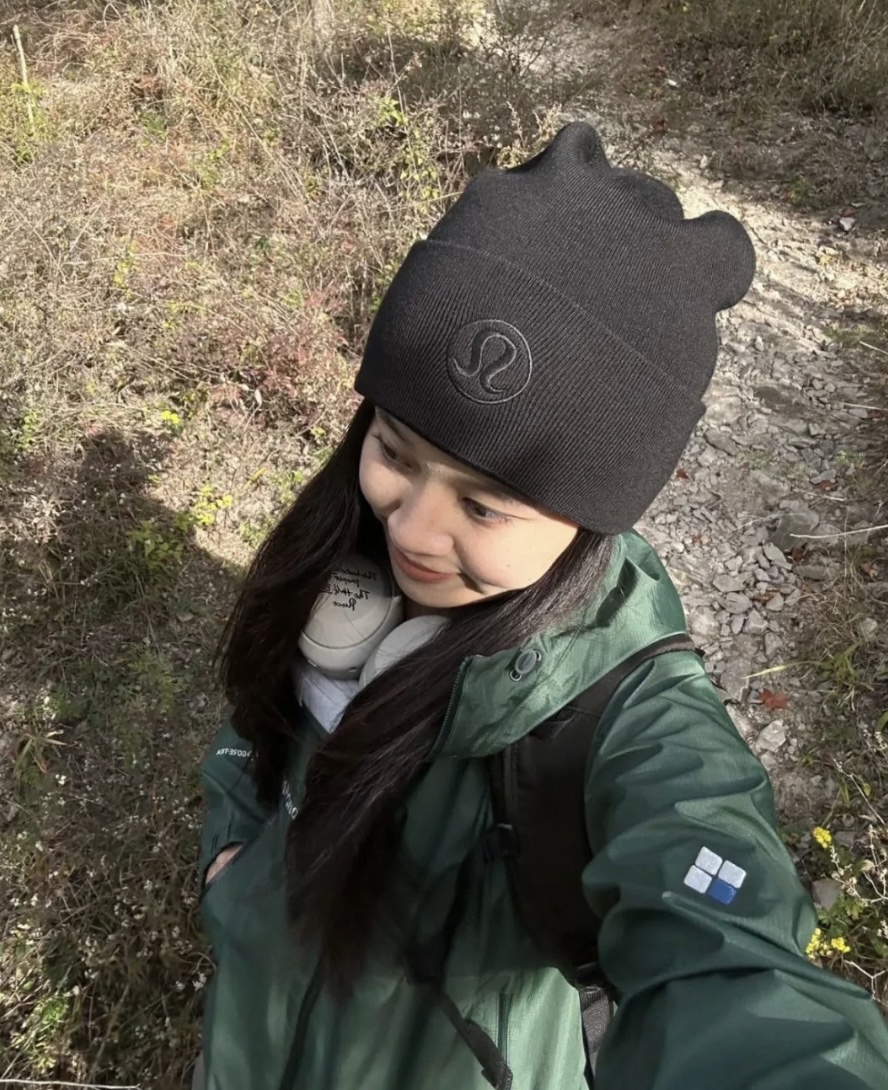 A versatile knit beanie designed to effortlessly complement a wide range - Comprehensive 3