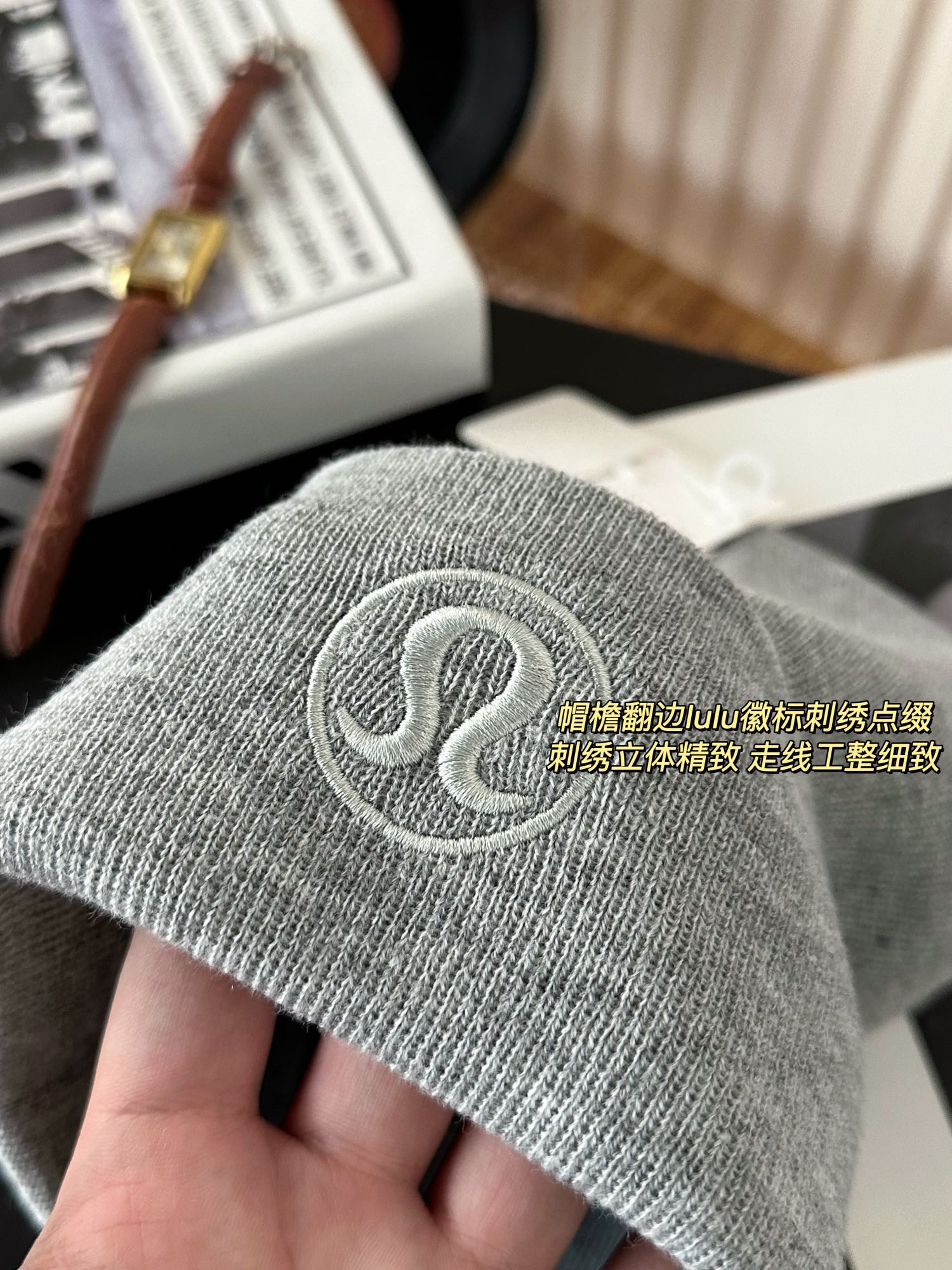 帽檐翻边lulu徽标刺绣点缀,刺绣立体精致,走线工整细致,很有质感~这版帽型弧度真的很流畅,帽顶采用立体感针织工艺,合缝线也很整齐 3