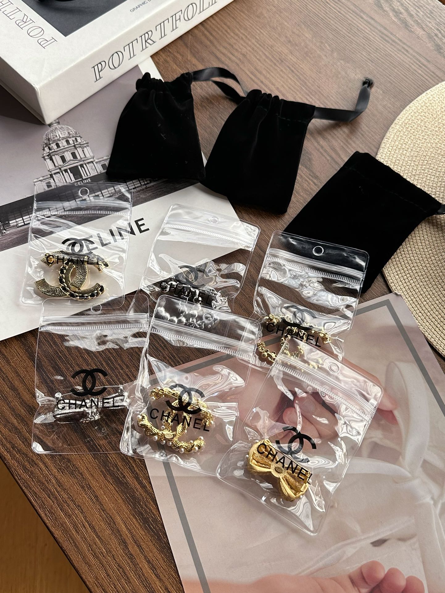 6个款式,都是比较热门且不挑人的款式,百搭的造型满足各种搭配需求,日常佩戴中展现精致品味,各种造型服装都能搭,男女都可以佩戴 2
