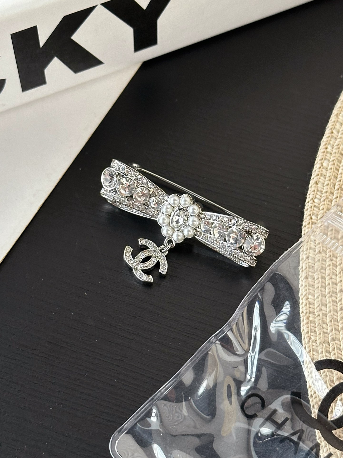 6个款式,都是比较热门且不挑人的款式,百搭的造型满足各种搭配需求,日常佩戴中展现精致品味,各种造型服装都能搭,男女都可以佩戴 4
