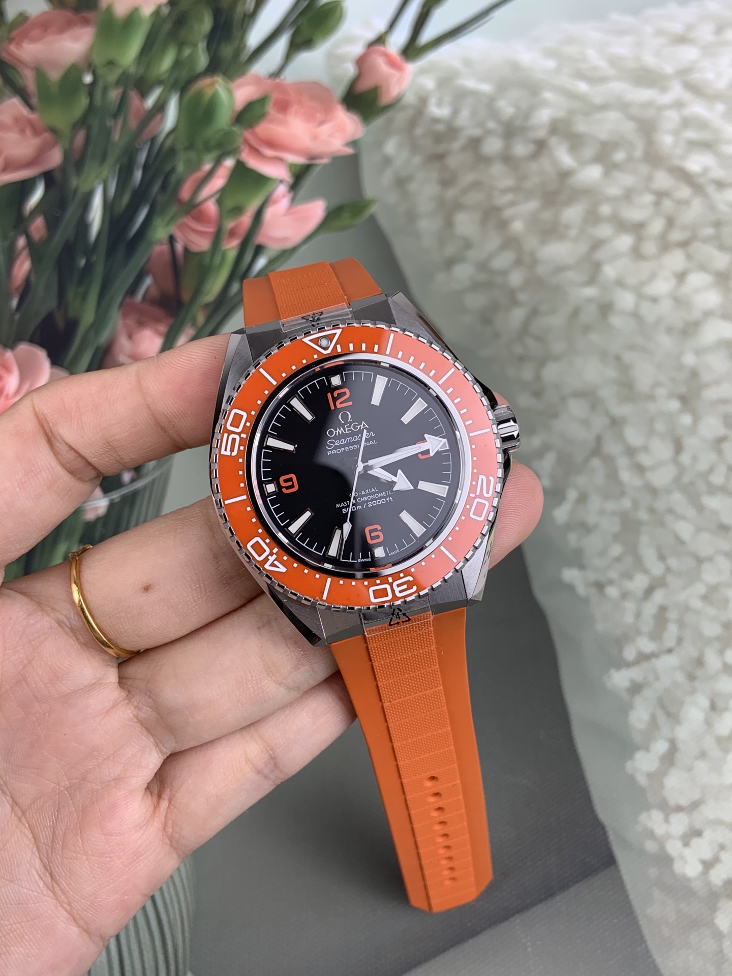 NO:728252,Vs+, the new Seamaster, we are more exciting in 2026, Omega's 'Thinking Orange' The new fourth-generation Seamaster series Planet Ocean watch launched on the 20th anniversary of the launch of the Planet Ocean watch. The new watch inherits the classic design elements of the Planet Ocean watch, and injects a more modern style into the watch through a slimmer profile and sharper lines. The watch case size is 42 mm, covering bezels in three different colors of orange, blue and black, omega19860909Vs+,新款海马米,2026我们更加精彩,欧米茄的“心想事橙” 海洋宇宙腕表问世二十周年推出的全新第四代海马系列海洋宇宙腕表 全新腕表传承了海洋宇宙表款的经典设计元素,并通过更纤薄的轮廓和更锐利的线条,为腕表注入更具现代感的风格.腕表表壳尺寸为42毫米,涵盖橙、蓝、黑三种不同颜色的表圈,,omega,Watch