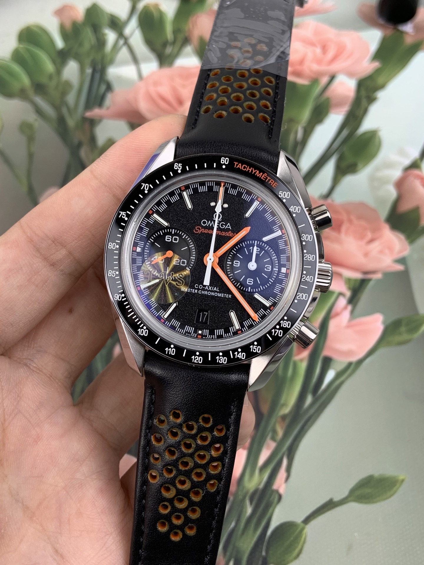 NO:821751,TVS OMEGA OB2 Speedmaster Series Racing Chronograph 44.25mm Master Chronometer Model 329.32.44.51.01.001 In 1957, Omega launched the [Speedmaster Series] specially designed for racing sports. This design is also known as 'Racing dials'  The matte black panda dial, orange and white lacquer hands and white 18K gold arrow-shaped hour markers are all covered with white Super-LumiNova luminous coating, embellished with an orange logo on one end. The diameter of the watch is 44.25mm. TVS's independently developed Master Chronometer Double T movement, the 3 o'clock dial is the [12 hours] and [60 minutes] cumulative counter. All functions and appearance are consistent with the original version, TVS ingenuity, vibration frequency 28800 oscillations per hour  Power reserve of 60 hours. Stainless steel case and strap, arc-shaped double-sided anti-reflective and anti-wear glass. Proper racing style, you will be intoxicated at a glance, as if you are on the track to experience the passion brought by speed. S1 exquisitely recommends men's multi-functional mechanical watches, omega19860909TVS 欧米茄 OMEGA OB2 超霸系列赛车计时腕表44.25毫米至臻天文台计时表 型号329.32.44.51.01.001 1957年,欧米茄推出专为赛车运动而设计的[Speedmaster超霸系列],这一设计也被称为“Racing dials赛车盘” 哑光黑色熊猫盘,橙色和白色亮漆指针及白色18K金箭形小时刻度均覆以白色Super-LumiNova夜光涂层,一端以橙色标志进行点缀. 表径44.25mm TVS自主研发型至臻天文台双T机芯,3点盘为【12小时】和【60分钟】累积计时盘.所有功能及外观与原版一致,TVS匠心之作 振频28800每小时振荡次数 动力储存60小时 精钢表壳表带,弧拱形双面防反光抗磨损玻璃 妥妥的赛车风格,看一眼就让人沉醉,仿佛置身在赛道上体验速度带来的激情.S1精致推荐男士多功能机械腕表,,omega,Watch