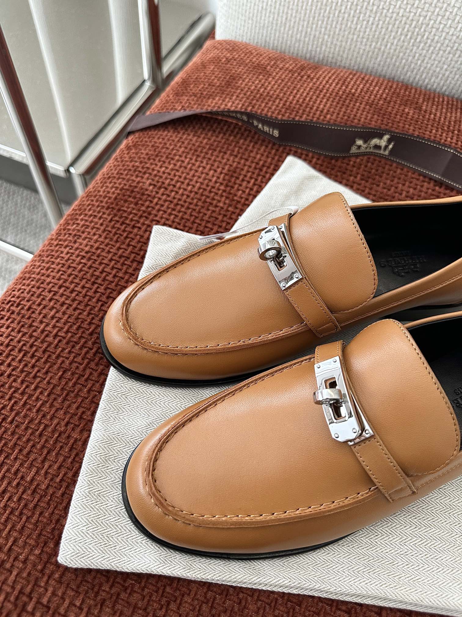 NO:263644,: Details - The eternal classic kelly buckle is paired with delicate and soft calfskin to make the temperament more elegant, the design is simple and smooth, creating a fashionable and soft look., loafers, loafers, cowhide19860909: 细节图 -永恒的经典kelly扣搭配细腻柔软的小牛皮更显气质,设计简约流畅,打造时尚柔美造型.,乐福鞋,loafers,cowhide,Women's Shoes