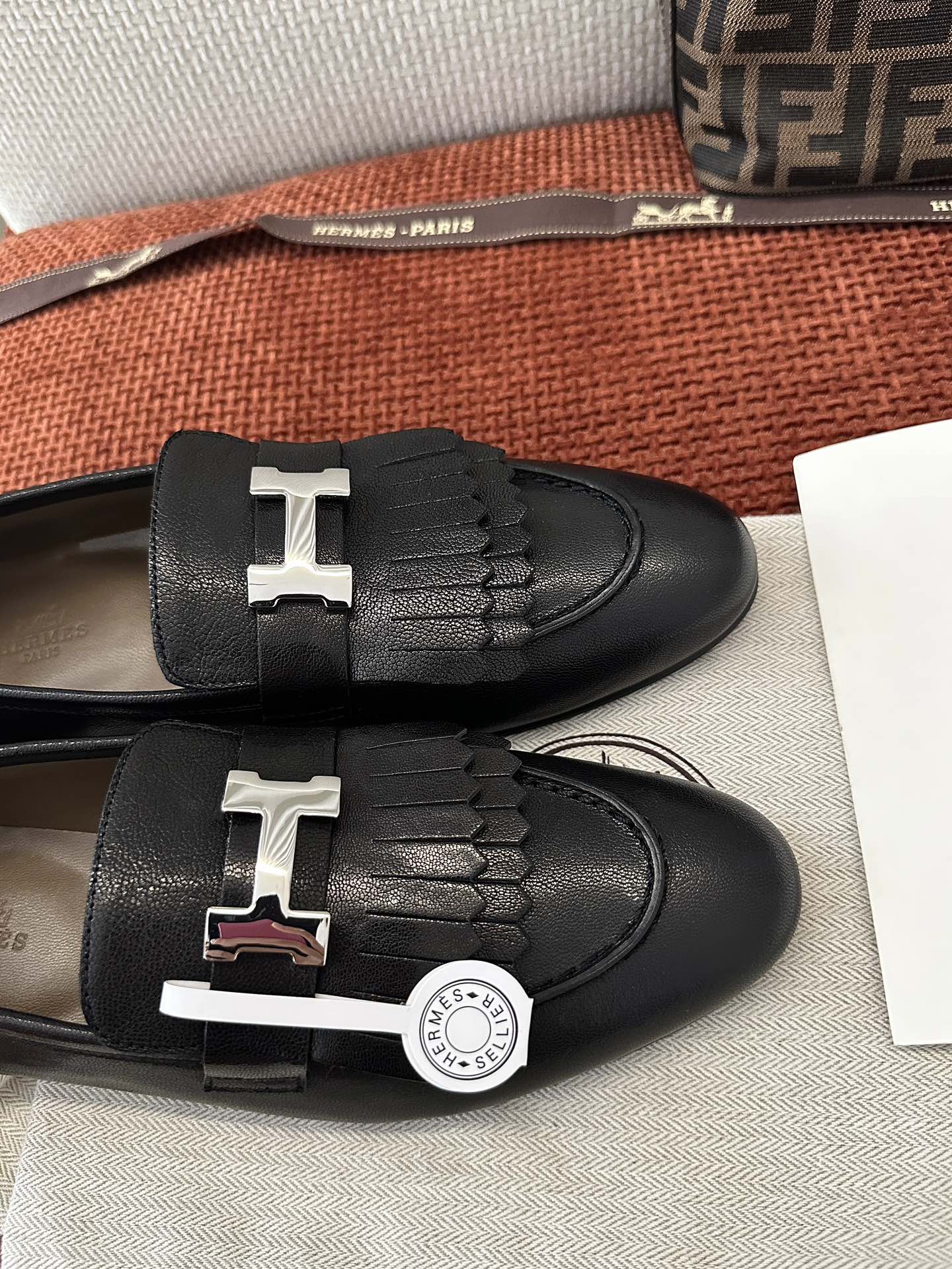 NO:263631,: Details - The sheepskin texture is natural, delicate and textured. The tassels are paired with metal H-buckles, which are high-end and noble, and are not picky about the feet, creating a comfortable and fashionable look., Loafers, loafers, sheepskin19860909: 细节图 -羊皮纹理自然细腻又有质感,流苏配上金属H扣,高级又贵气,不挑脚型,打造舒适时尚造型.,乐福鞋,loafers,sheepskin,Women's Shoes