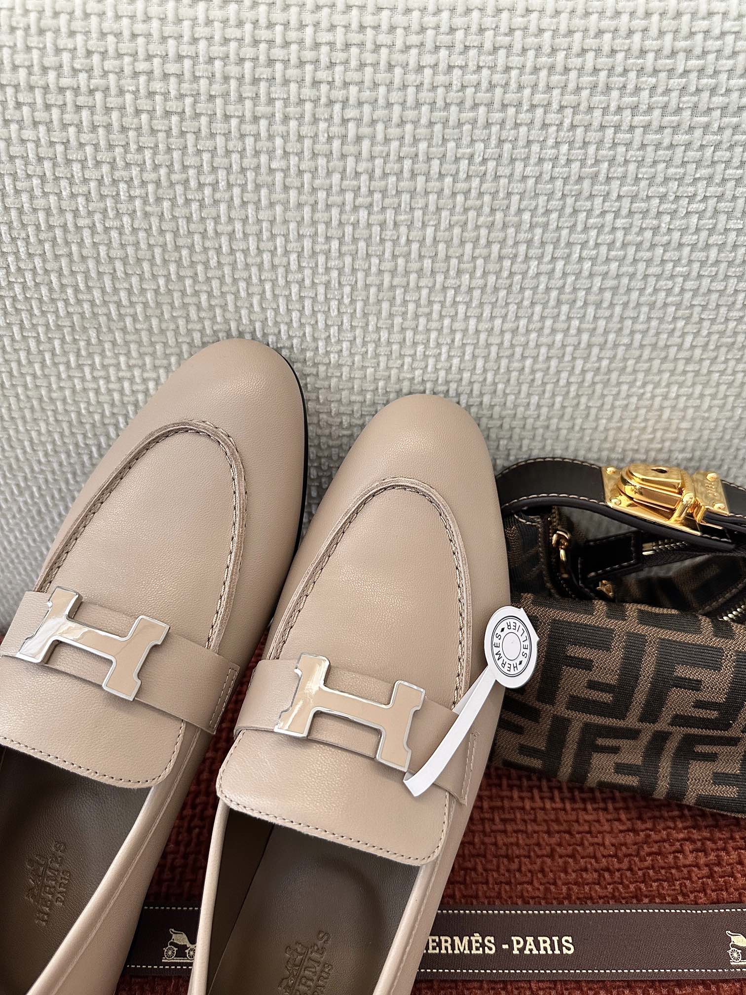 NO:263651,: Details - The sheepskin texture is natural, delicate and textured, paired with metal H-buckle, high-end and luxurious, not picky on the feet, creating a comfortable and fashionable look., Loafers, loafers, sheepskin19860909: 细节图 -羊皮纹理自然细腻又有质感,配上金属H扣,高级又贵气,不挑脚型,打造舒适时尚造型.,乐福鞋,loafers,sheepskin,Women's Shoes