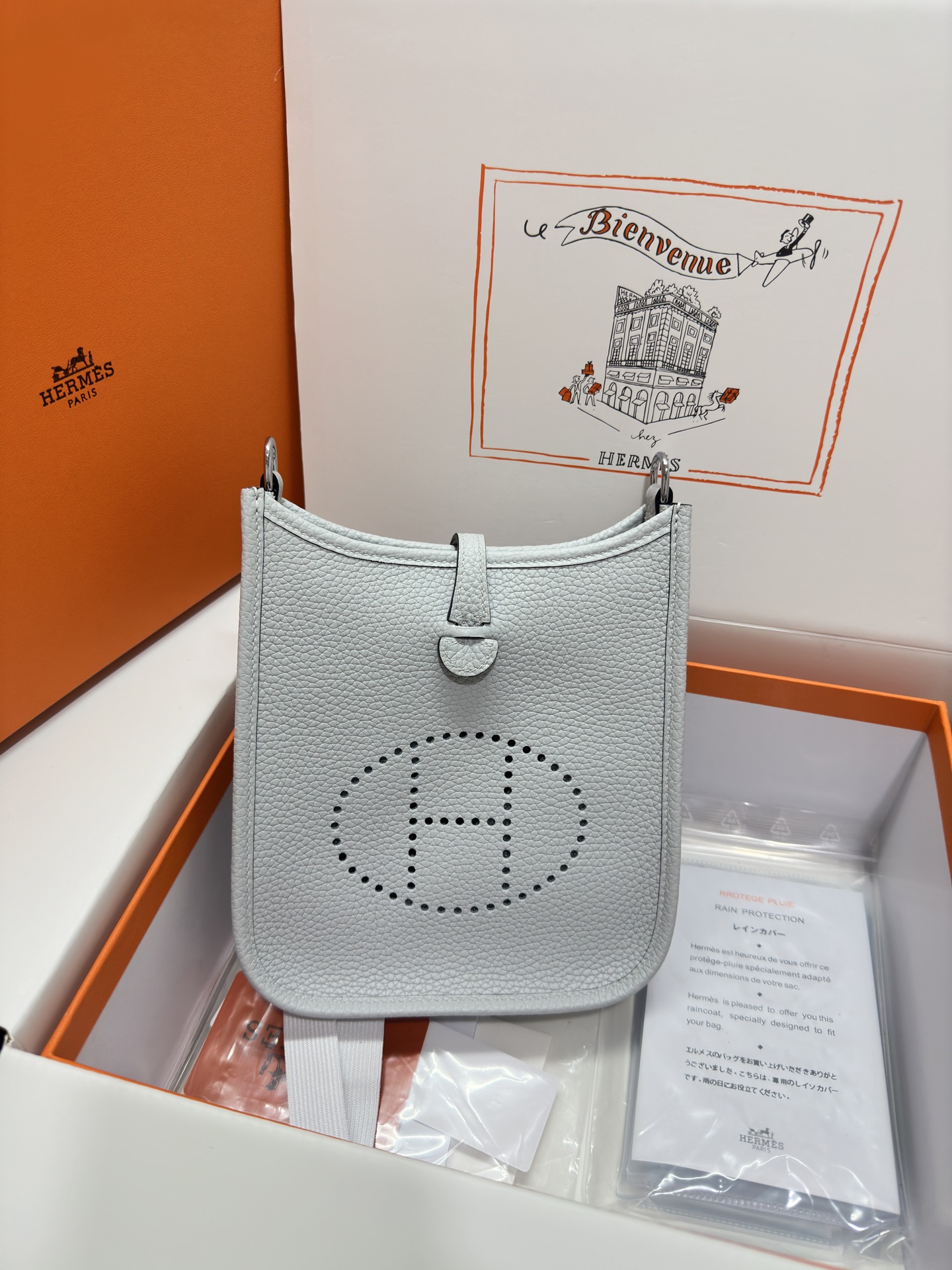 NO:811599,Mini Evelyne Mini Evelyne 17cm Original imported TC leather [Holy Grail Blue] gold and silver buckle Unisex model Counter synchronization Handmade wax thread sewing Pure steel hardware Ready in stock, Hermes, Hermes,19860909Mini Evelyne 迷你伊芙琳 17cm 原厂进口TC皮【圣杯蓝】金银扣 男女通用款 专柜同步 手工蜡线缝制 纯钢五金 现货,爱马仕,hermes,Hermes,,Bag