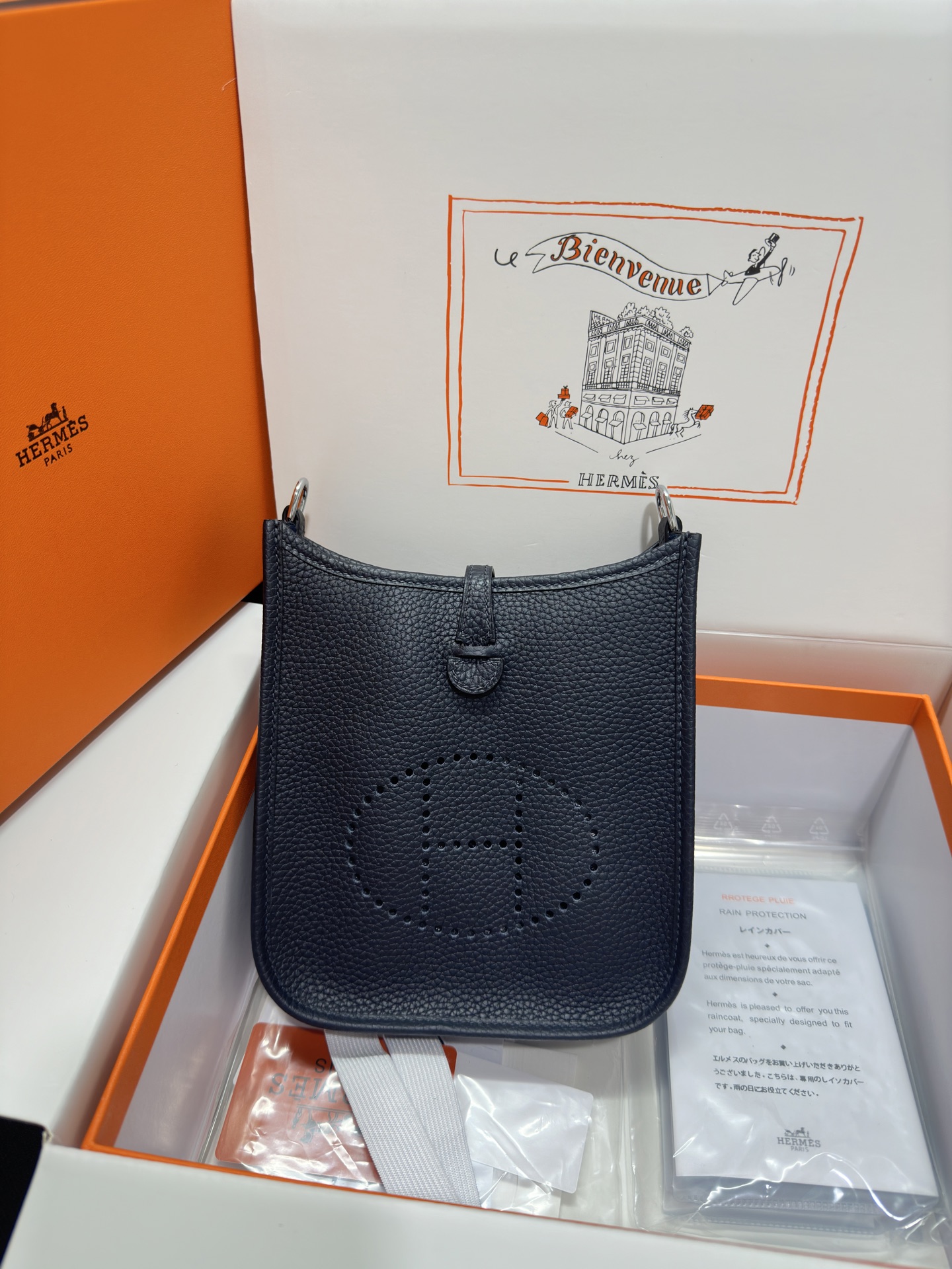 NO:811592,Mini Evelyne Mini Evelyne 17cm Original imported TC leather [Midnight Blue] Gold and silver buckle Unisex model Counter synchronization Handmade wax thread sewing Pure steel hardware Ready in stock, Hermes, Hermes,19860909Mini Evelyne 迷你伊芙琳 17cm 原厂进口TC皮【午夜蓝】金银扣 男女通用款 专柜同步 手工蜡线缝制 纯钢五金 现货,爱马仕,hermes,Hermes,,Bag