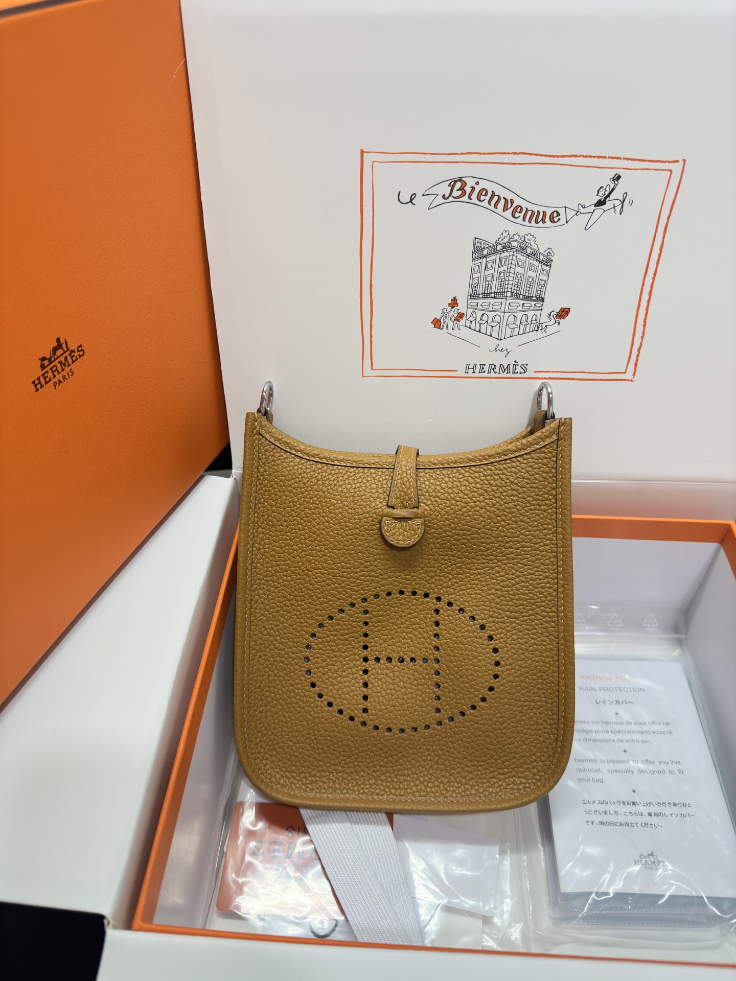 NO:811586,Mini Evelyne Mini Evelyne 17cm Original imported TC leather [biscuit color] gold and silver buckle Unisex model Counter synchronization Handmade wax thread sewing Pure steel hardware in stock, Hermes, Hermes,19860909Mini Evelyne 迷你伊芙琳 17cm 原厂进口TC皮【饼干色】金银扣 男女通用款 专柜同步 手工蜡线缝制 纯钢五金 现货,爱马仕,hermes,Hermes,,Bag