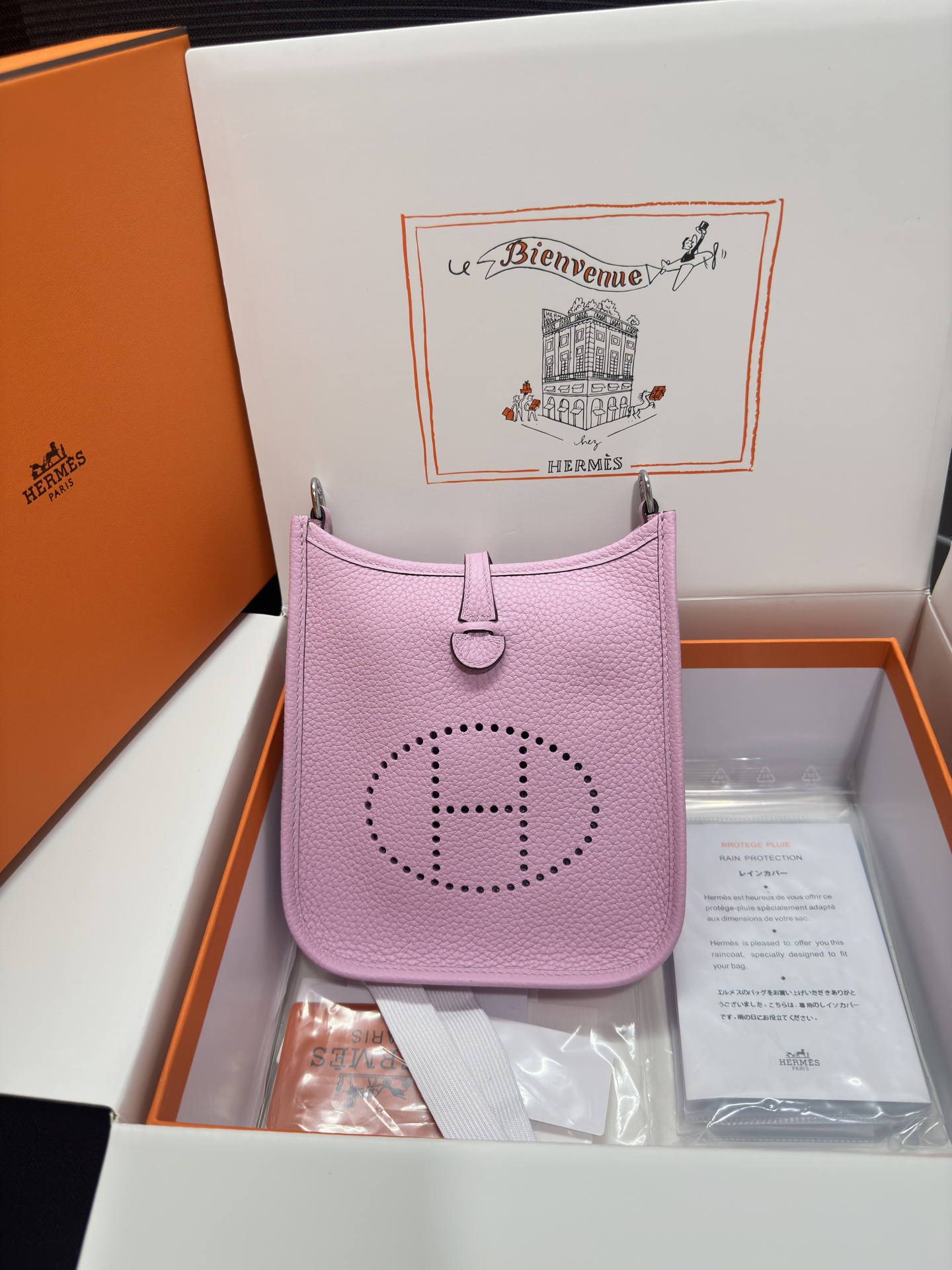 NO:811645,Mini Evelyne Mini Evelyne 17cm Original imported TC leather [Mallow Purple] gold and silver buckle Unisex model Counter synchronization Handmade wax thread sewing Pure steel hardware in stock, Hermes, Hermes,19860909Mini Evelyne 迷你伊芙琳 17cm 原厂进口TC皮【锦葵紫】金银扣 男女通用款 专柜同步 手工蜡线缝制 纯钢五金 现货,爱马仕,hermes,Hermes,,Bag