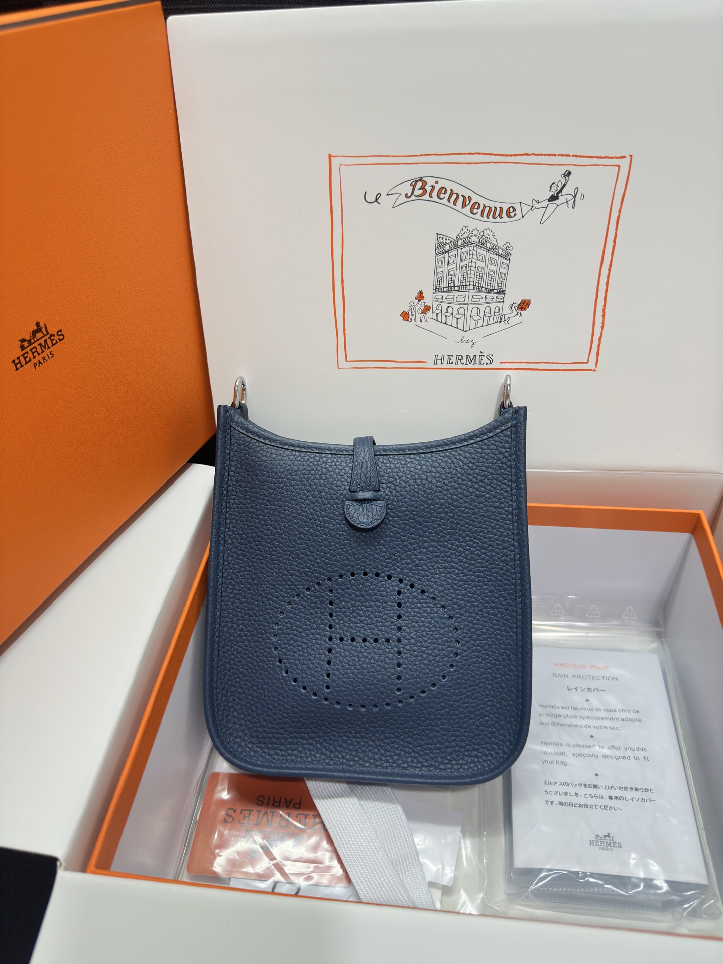 NO:811639,Mini Evelyne Mini Evelyne 17cm Original imported TC leather [Duck Blue] gold and silver buckle Unisex model Counter synchronization Handmade wax thread sewing Pure steel hardware Ready in stock, Hermes, Hermes,19860909Mini Evelyne 迷你伊芙琳 17cm 原厂进口TC皮【鸭子蓝】金银扣 男女通用款 专柜同步 手工蜡线缝制 纯钢五金 现货,爱马仕,hermes,Hermes,,Bag