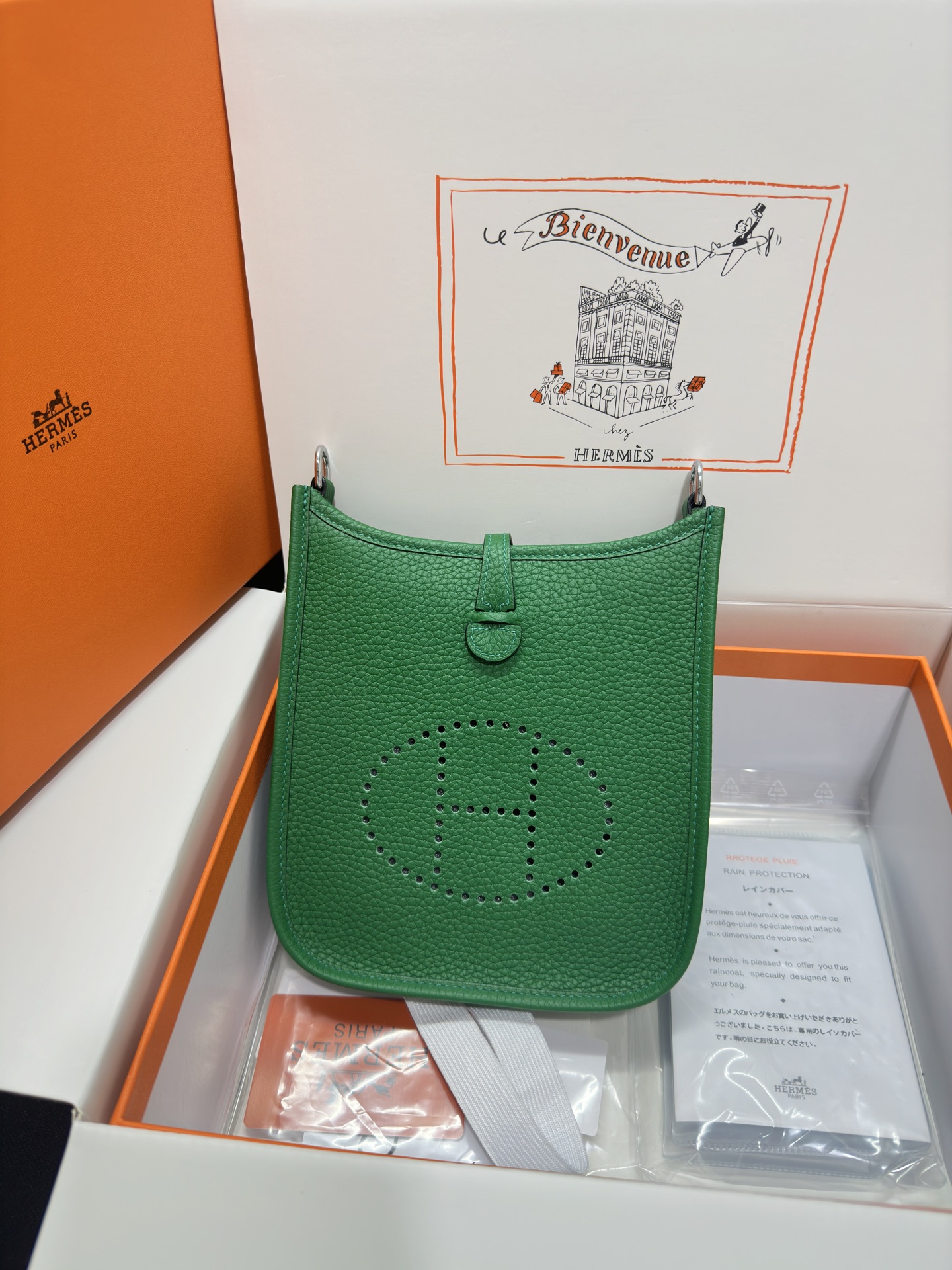 NO:811633,Mini Evelyne 17cm, original imported TC leather [bamboo green] gold and silver buckle, unisex model, counter synchronization, handmade wax thread sewing, pure steel hardware, in stock, Hermes, Hermes,19860909Mini Evelyne 迷你伊芙琳 17cm 原厂进口TC皮【竹子绿】金银扣 男女通用款 专柜同步 手工蜡线缝制 纯钢五金 现货,爱马仕,hermes,Hermes,,Bag