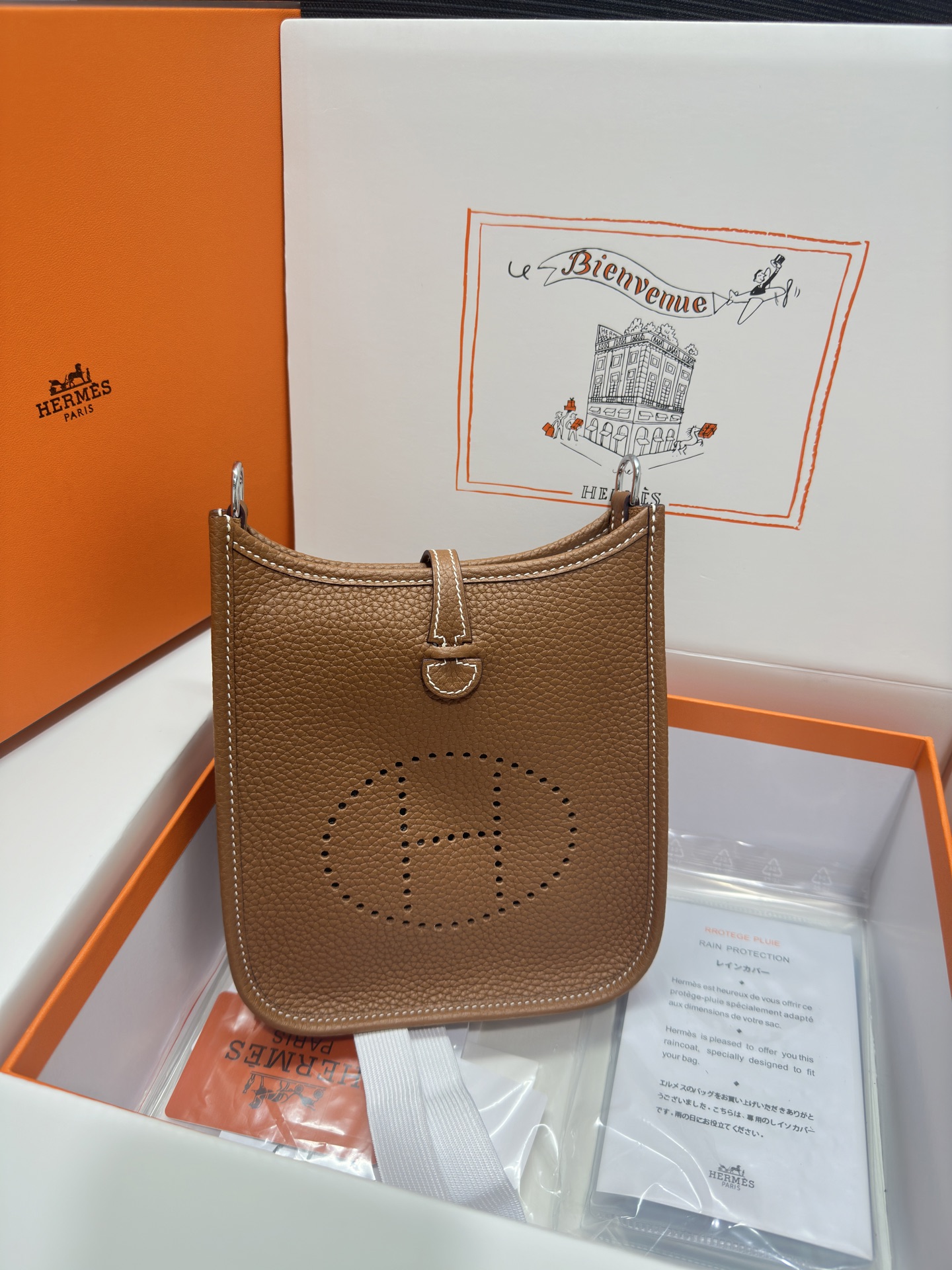 NO:811614,Mini Evelyne Mini Evelyne 17cm Original imported TC leather [yellow] gold and silver buckle Unisex model Counter synchronization Handmade wax thread sewing Pure steel hardware in stock, Hermes, Hermes,19860909Mini Evelyne 迷你伊芙琳 17cm 原厂进口TC皮【土黄】金银扣 男女通用款 专柜同步 手工蜡线缝制 纯钢五金 现货,爱马仕,hermes,Hermes,,Bag