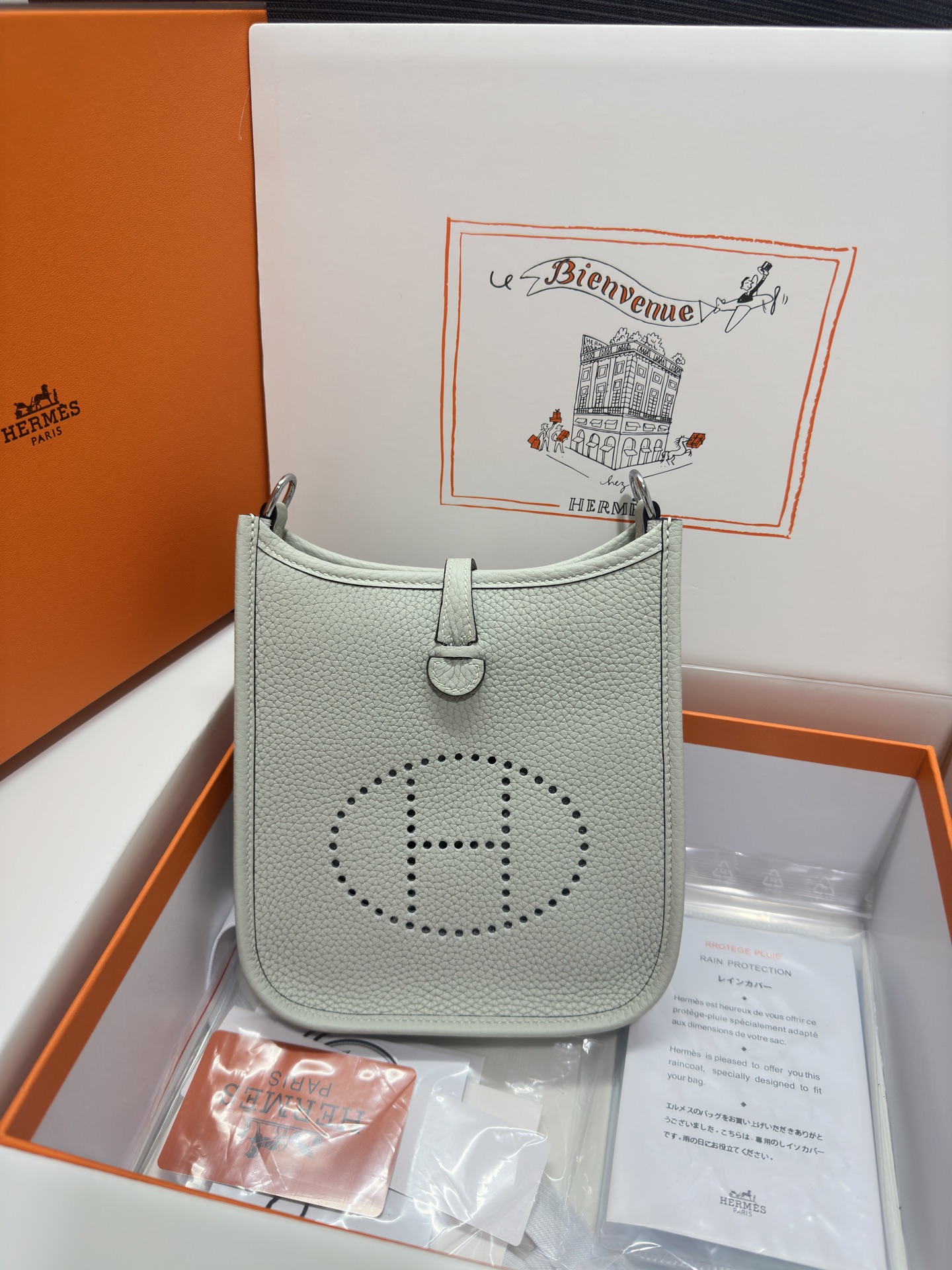 NO:811605,Mini Evelyne Mini Evelyne 17cm Original imported TC leather [glacier white] gold and silver buckle Unisex model Counter synchronization Handmade wax thread sewing Pure steel hardware Ready stock, Hermes, Hermes,19860909Mini Evelyne 迷你伊芙琳 17cm 原厂进口TC皮【冰川白】金银扣 男女通用款 专柜同步 手工蜡线缝制 纯钢五金 现货,爱马仕,hermes,Hermes,,Bag