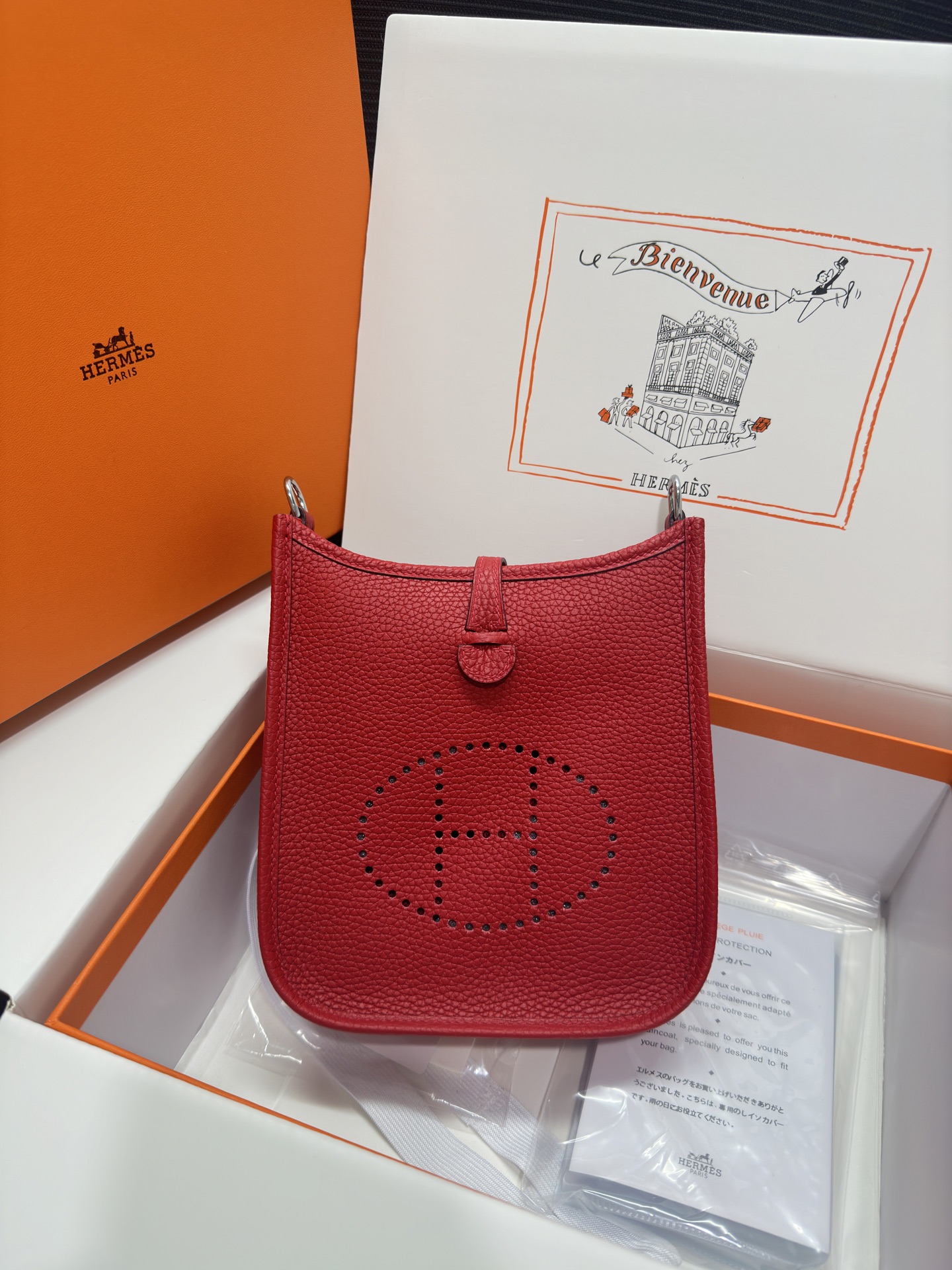 NO:811598,Mini Evelyne Mini Evelyne 17cm Original imported TC leather [Chinese red] gold and silver buckle Unisex model Counter synchronization Handmade wax thread sewing Pure steel hardware in stock, Hermes, Hermes,19860909Mini Evelyne 迷你伊芙琳 17cm 原厂进口TC皮【中国红】金银扣 男女通用款 专柜同步 手工蜡线缝制 纯钢五金 现货,爱马仕,hermes,Hermes,,Bag