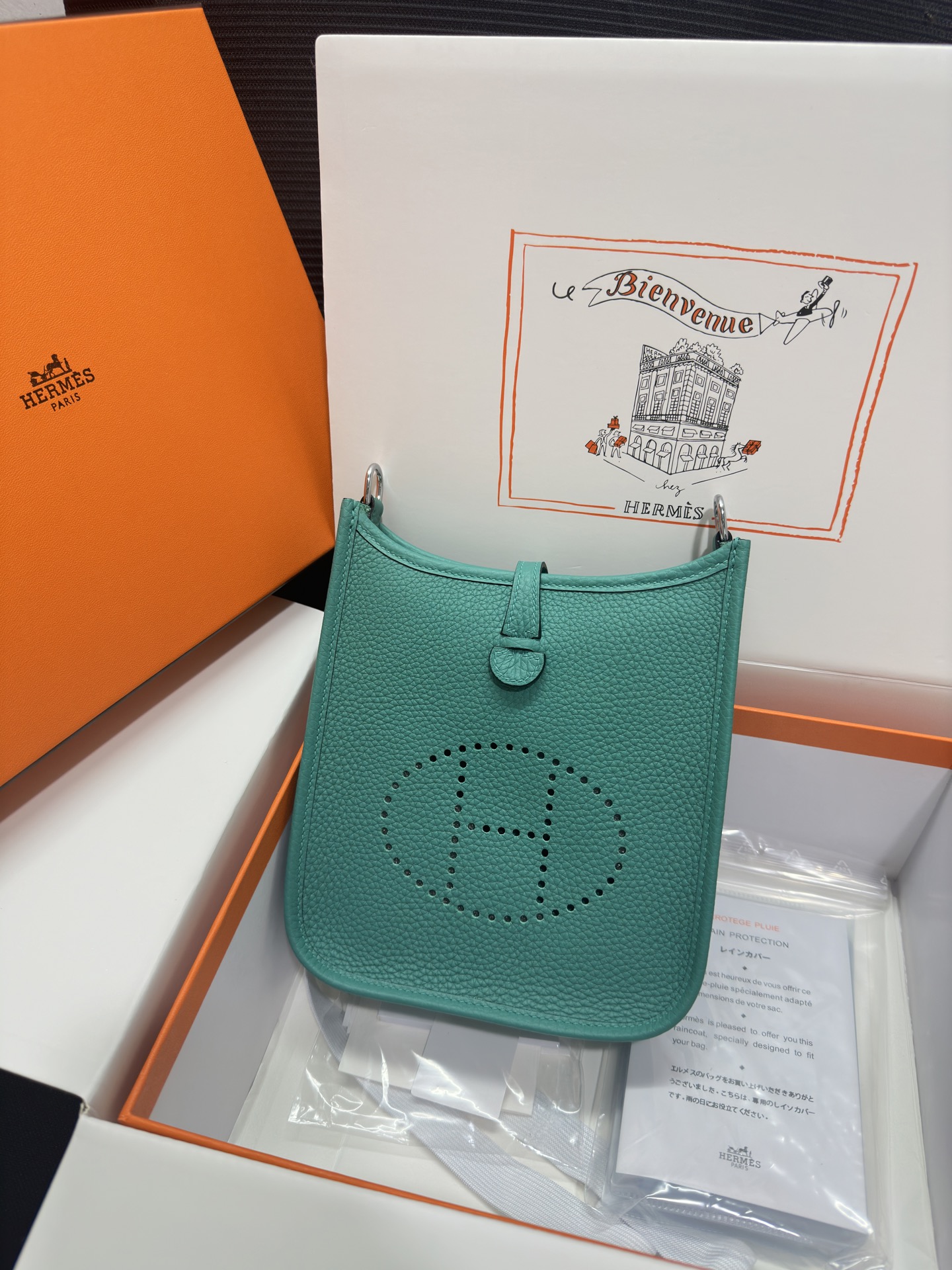 NO:811621,Mini Evelyne Mini Evelyne 17cm Original imported TC leather [Verona Green] gold and silver buckle Unisex model Counter synchronization Handmade wax thread sewing Pure steel hardware Ready in stock, Hermes, Hermes,19860909Mini Evelyne 迷你伊芙琳 17cm 原厂进口TC皮【维罗纳绿】金银扣 男女通用款 专柜同步 手工蜡线缝制 纯钢五金 现货,爱马仕,hermes,Hermes,,Bag