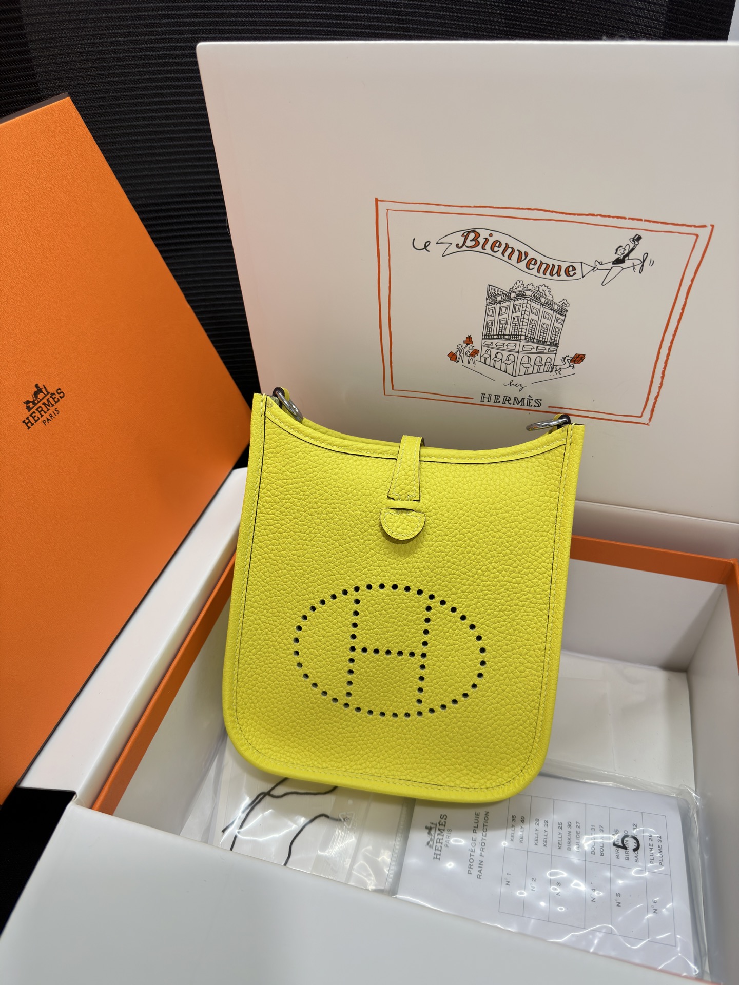 NO:811607,Mini Evelyne 17cm, original imported TC leather [lemon yellow] gold and silver buckle, unisex model, counter synchronization, handmade wax thread sewing, pure steel hardware, in stock, Hermes, Hermes,19860909Mini Evelyne 迷你伊芙琳 17cm 原厂进口TC皮【柠檬黄】金银扣 男女通用款 专柜同步 手工蜡线缝制 纯钢五金 现货,爱马仕,hermes,Hermes,,Bag