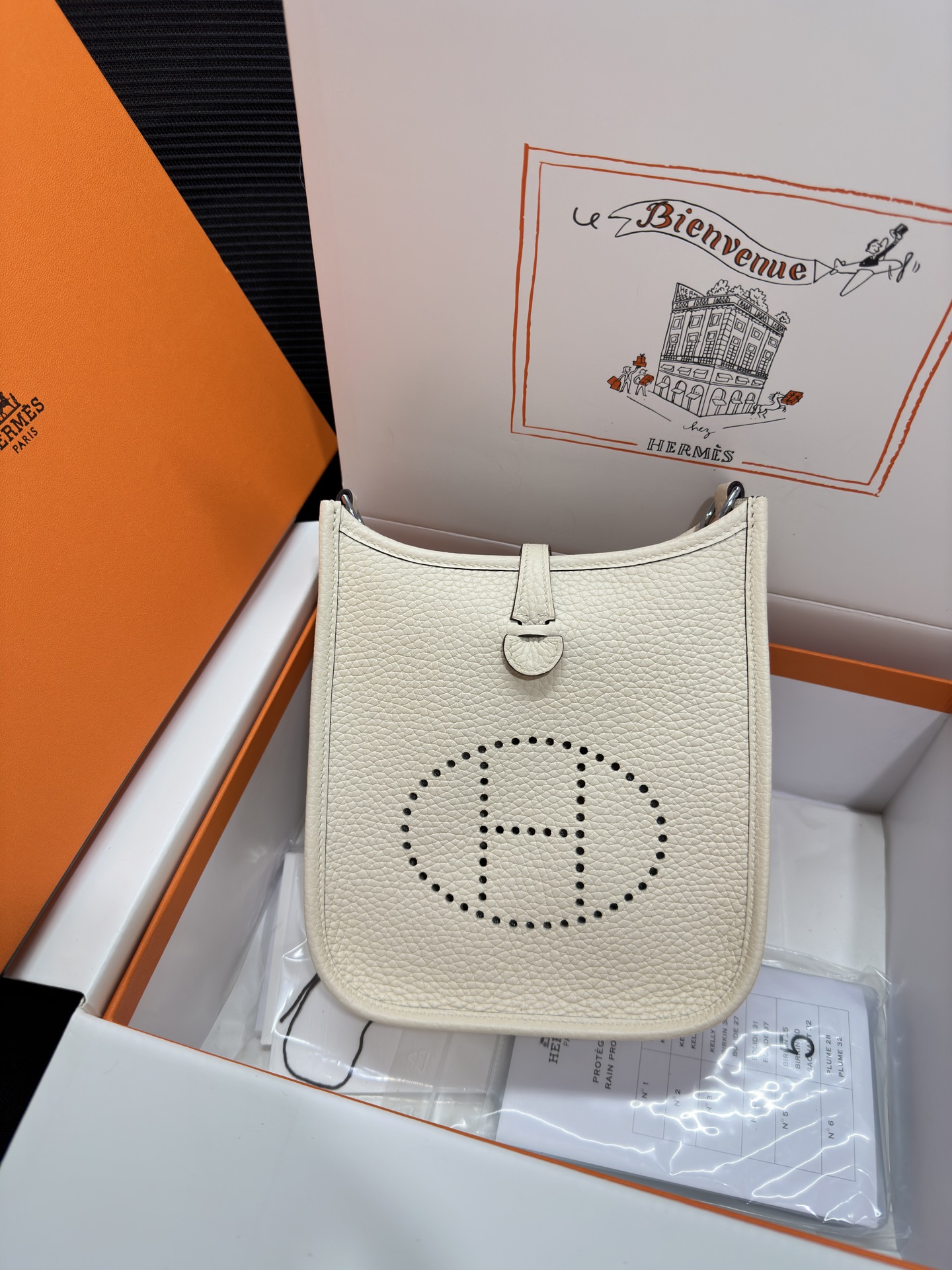 NO:811615,Mini Evelyne 17cm, original imported TC leather [milkshake white] gold and silver buckle, unisex model, counter synchronization, handmade wax thread sewing, pure steel hardware, in stock, Hermes, Hermes,19860909Mini Evelyne 迷你伊芙琳 17cm 原厂进口TC皮【奶昔白】金银扣 男女通用款 专柜同步 手工蜡线缝制 纯钢五金 现货,爱马仕,hermes,Hermes,,Bag