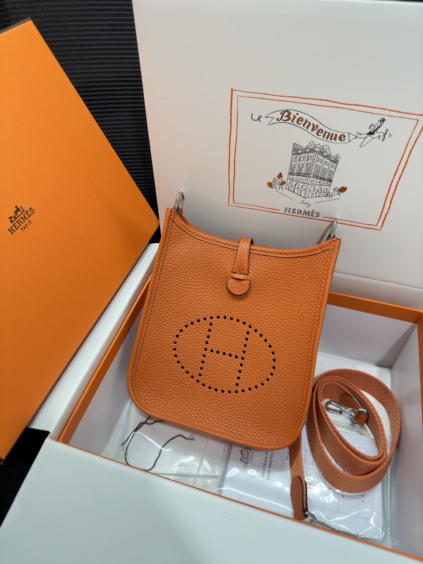 NO:811591,Mini Evelyne Mini Evelyne 17cm Original imported TC leather [orange] gold and silver buckle Unisex model Counter synchronization Handmade wax thread sewing Pure steel hardware in stock, Hermes, Hermes,19860909Mini Evelyne 迷你伊芙琳 17cm 原厂进口TC皮【橙色】金银扣 男女通用款 专柜同步 手工蜡线缝制 纯钢五金 现货,爱马仕,hermes,Hermes,,Bag