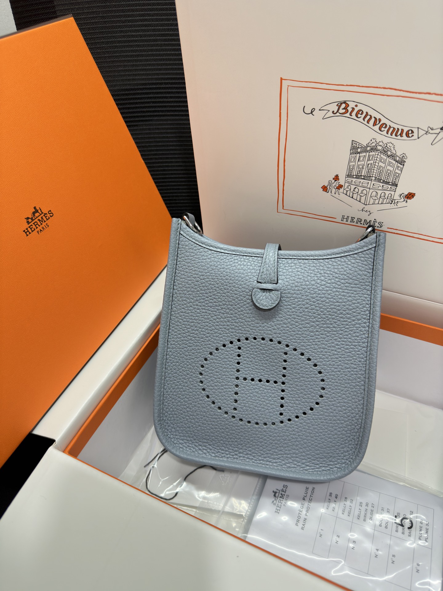 NO:811593,Mini Evelyne Mini Evelyne 17cm Original imported TC leather [linen blue] gold and silver buckle Unisex model Counter synchronization Handmade wax thread sewing Pure steel hardware Ready in stock, Hermes, Hermes,19860909Mini Evelyne 迷你伊芙琳 17cm 原厂进口TC皮【亚麻蓝】金银扣 男女通用款 专柜同步 手工蜡线缝制 纯钢五金 现货,爱马仕,hermes,Hermes,,Bag
