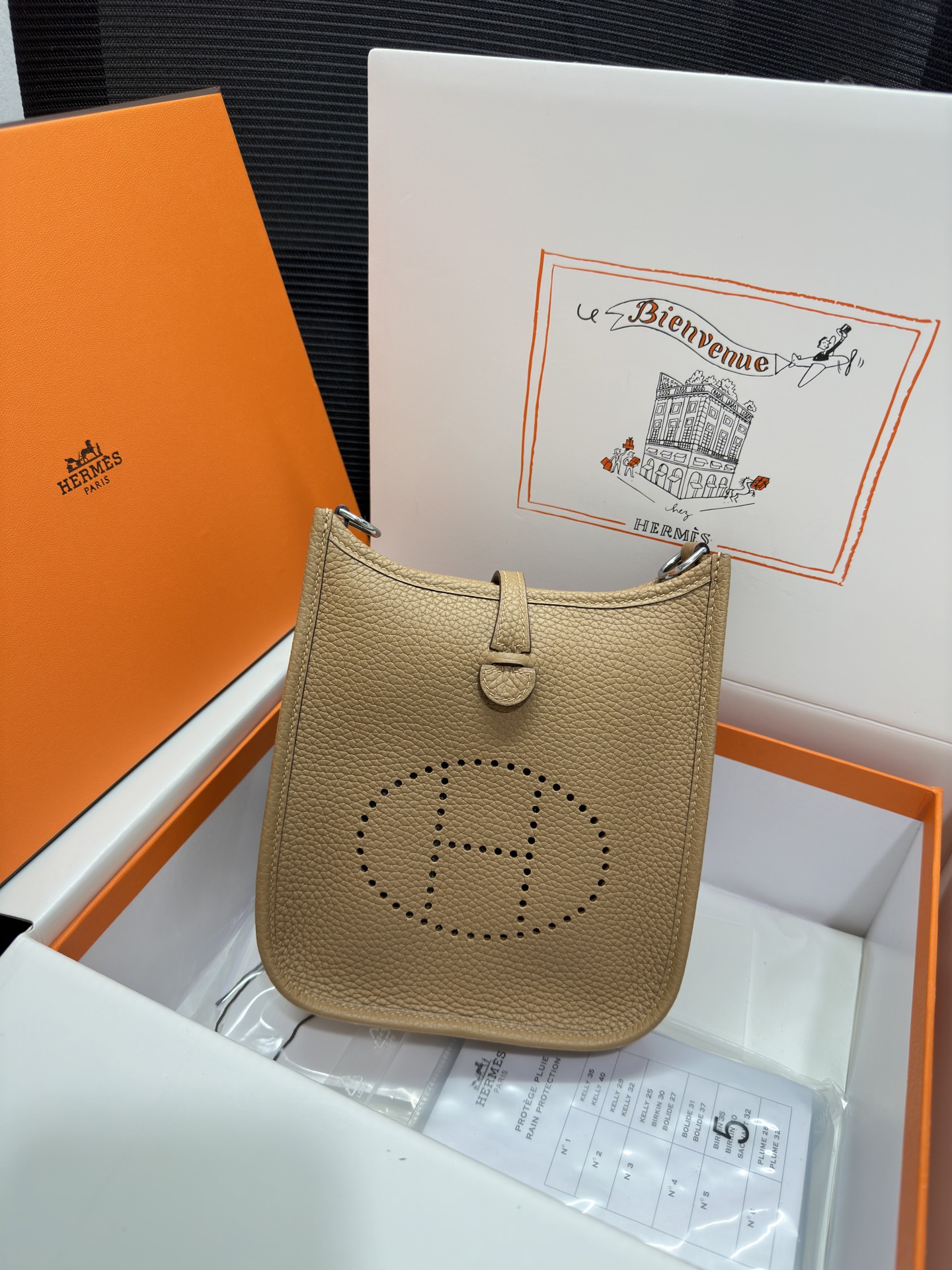 NO:811640,Mini Evelyne Mini Evelyne 17cm Original imported TC leather [milk tea color] gold and silver buckle Unisex model Counter synchronization Handmade wax thread sewing Pure steel hardware Ready stock, Hermes, Hermes,19860909Mini Evelyne 迷你伊芙琳 17cm 原厂进口TC皮【奶茶色】金银扣 男女通用款 专柜同步 手工蜡线缝制 纯钢五金 现货,爱马仕,hermes,Hermes,,Bag