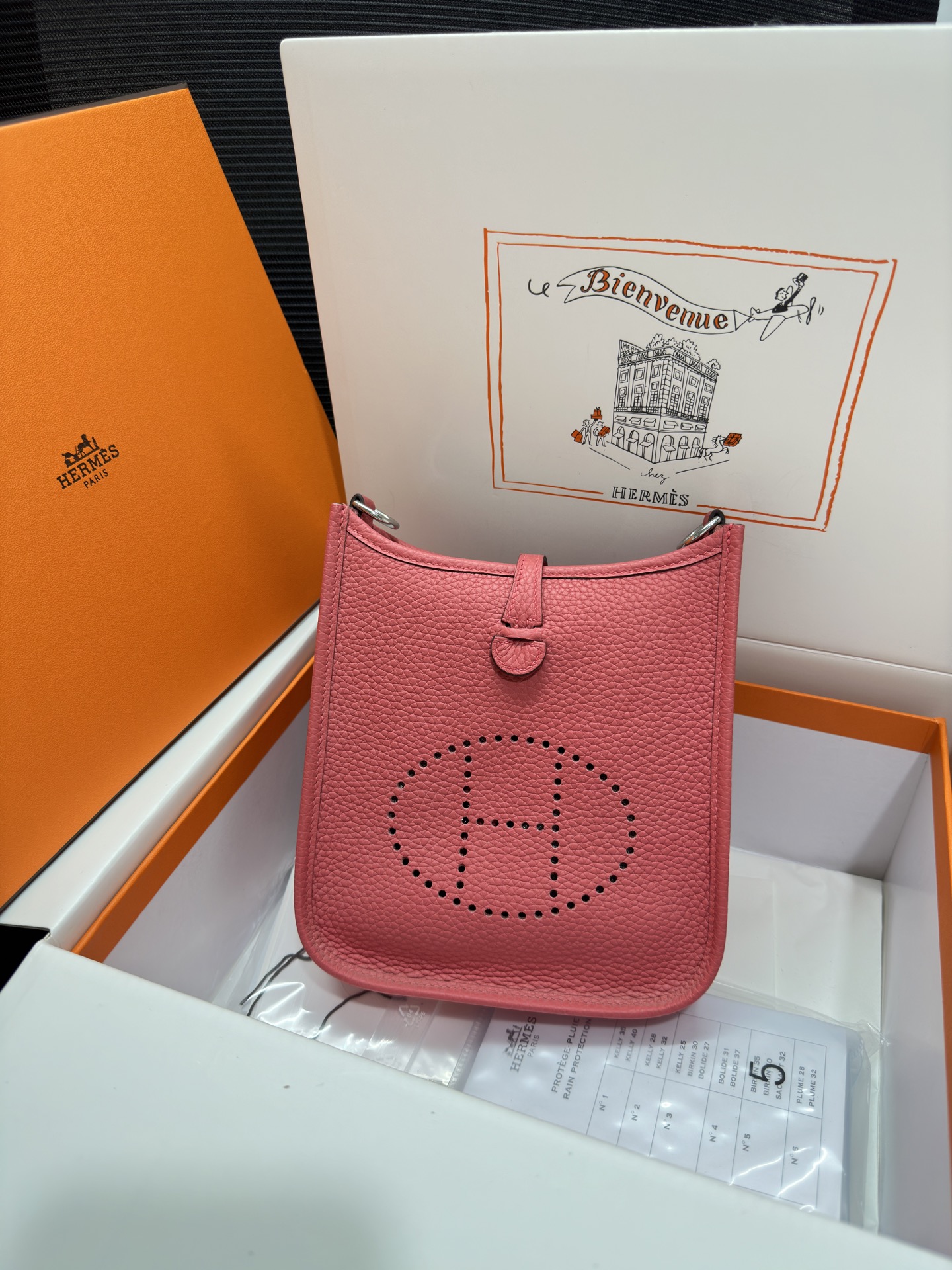 NO:811575,Mini Evelyne 17cm imported TC leather [lipstick powder] gold and silver buckle unisex model counter synchronization handmade wax thread sewing pure steel hardware in stock, Hermes, Hermes,19860909Mini Evelyne 迷你伊芙琳 17cm 原厂进口TC皮【唇膏粉】金银扣 男女通用款 专柜同步 手工蜡线缝制 纯钢五金 现货,爱马仕,hermes,Hermes,,Bag