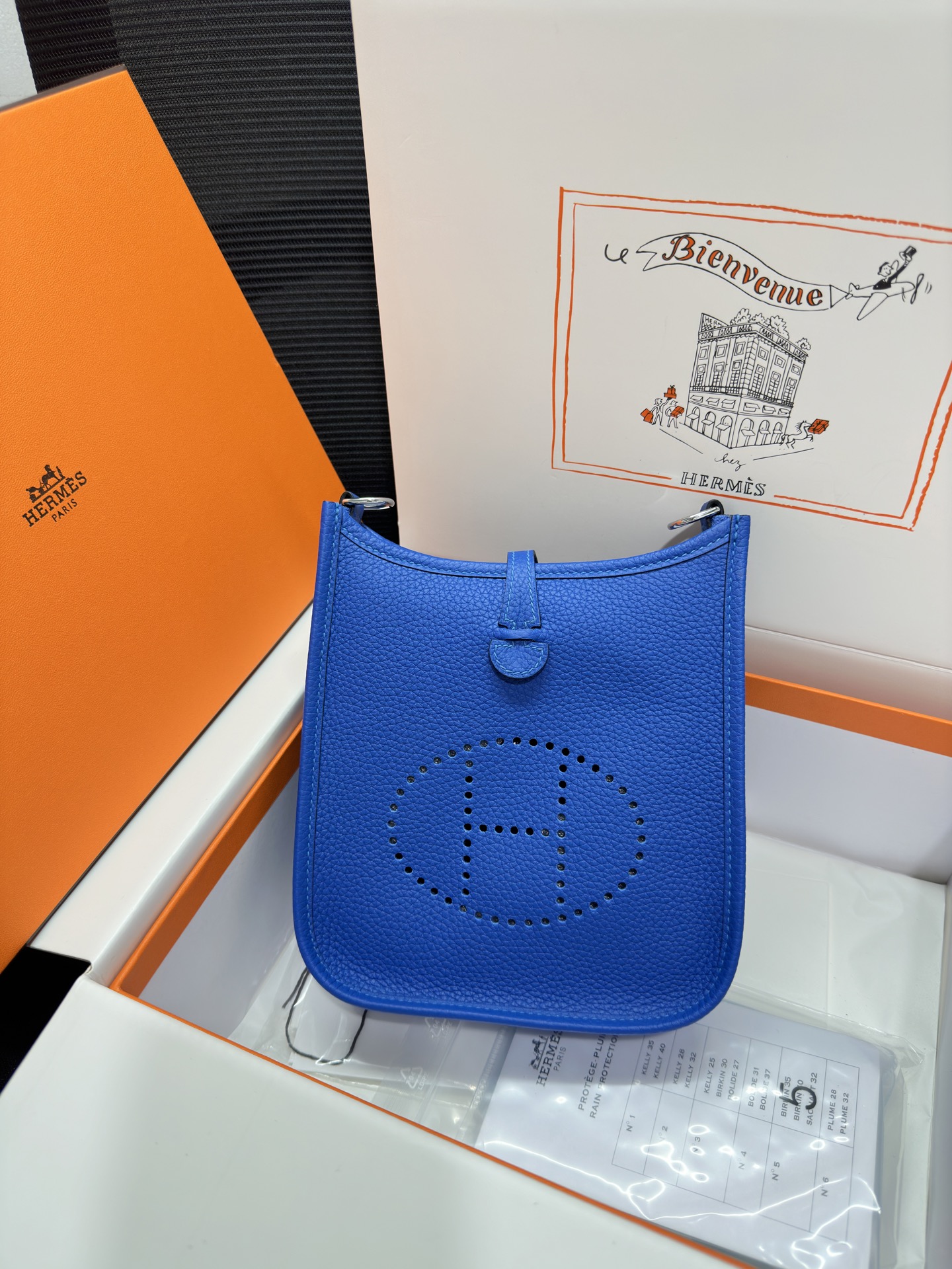 NO:811563,Mini Evelyne Mini Evelyne 17cm Original imported TC leather [Water Demon Blue] gold and silver buckle Unisex model Counter synchronization Handmade wax thread sewing Pure steel hardware Ready in stock, Hermes, Hermes,19860909Mini Evelyne 迷你伊芙琳 17cm 原厂进口TC皮【水妖蓝】金银扣 男女通用款 专柜同步 手工蜡线缝制 纯钢五金 现货,爱马仕,hermes,Hermes,,Bag