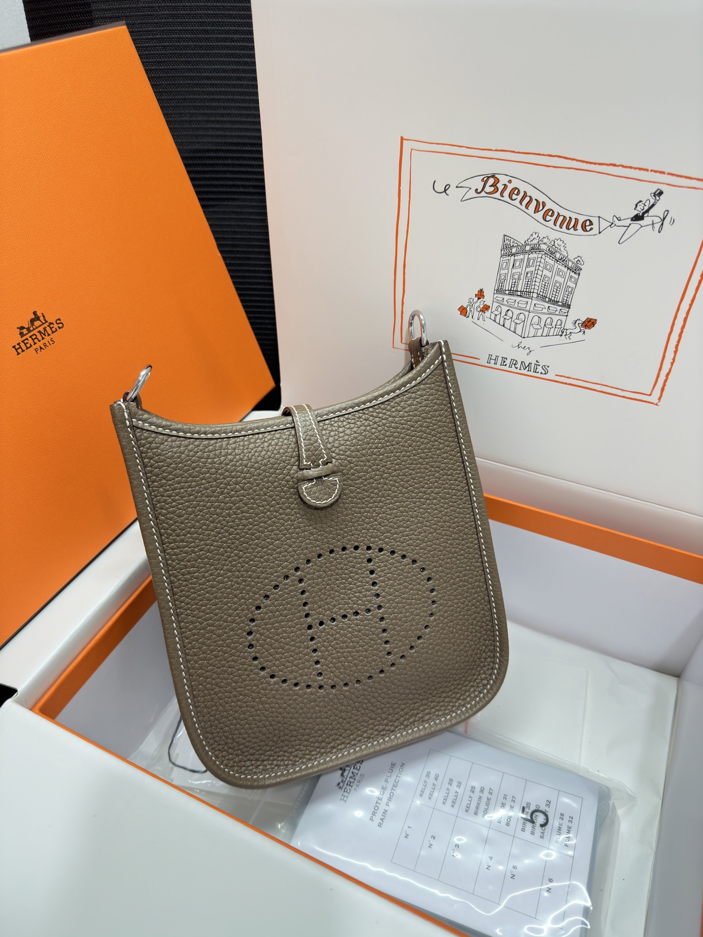 NO:811635,Mini Evelyne Mini Evelyne 17cm Original imported TC leather [elephant gray] Gold and silver buckle Unisex model Counter synchronization Handmade wax thread sewing Pure steel hardware Ready in stock, Hermes, Hermes,19860909Mini Evelyne 迷你伊芙琳 17cm 原厂进口TC皮【大象灰】金银扣 男女通用款 专柜同步 手工蜡线缝制 纯钢五金 现货,爱马仕,hermes,Hermes,,Bag