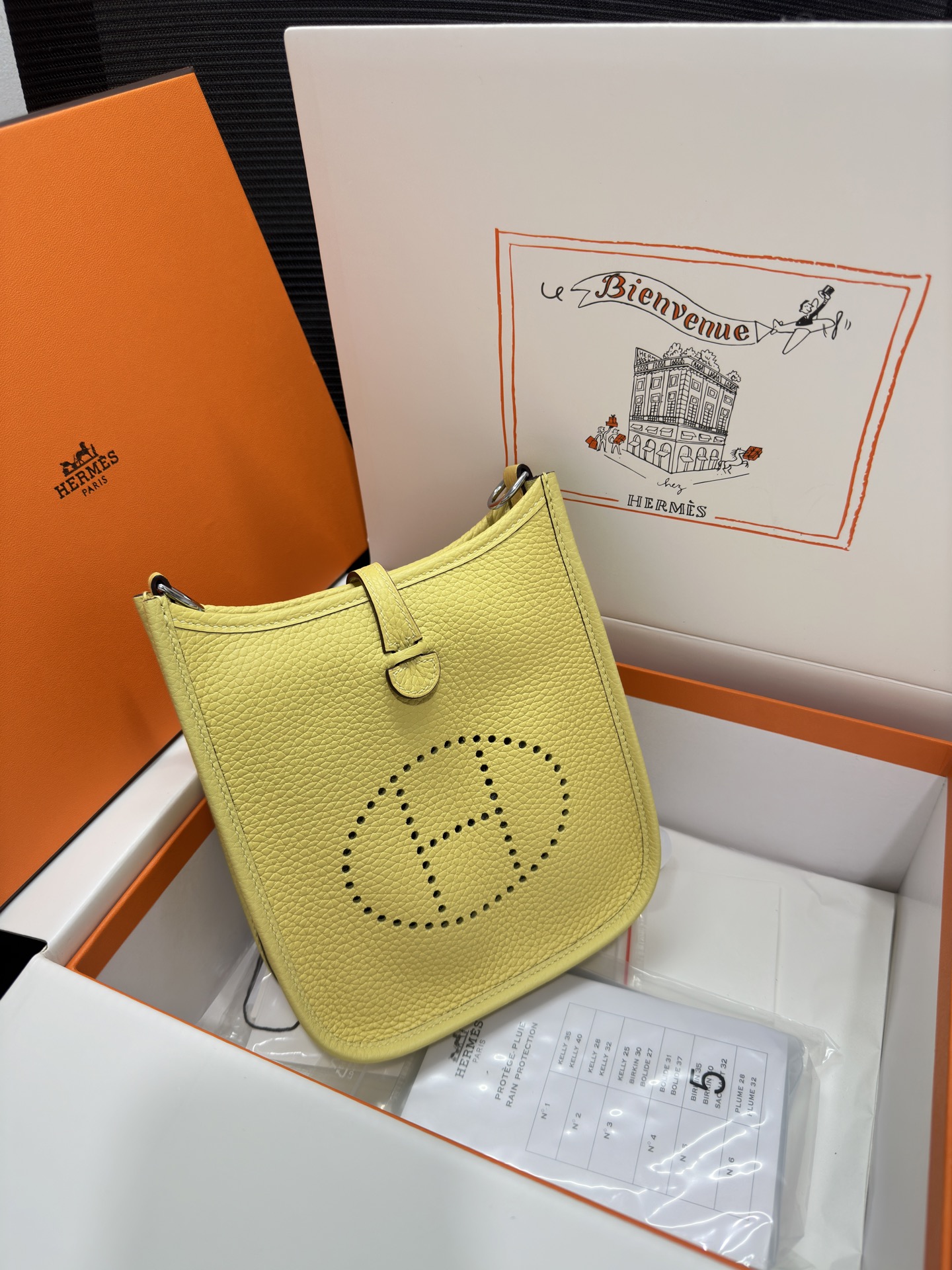 NO:811556,Mini Evelyne 17cm, original imported TC leather [chicken yellow] gold and silver buckle, unisex model, counter synchronization, handmade wax thread sewing, pure steel hardware, in stock, Hermes, Hermes,19860909Mini Evelyne 迷你伊芙琳 17cm 原厂进口TC皮【小鸡黄】金银扣 男女通用款 专柜同步 手工蜡线缝制 纯钢五金 现货,爱马仕,hermes,Hermes,,Bag