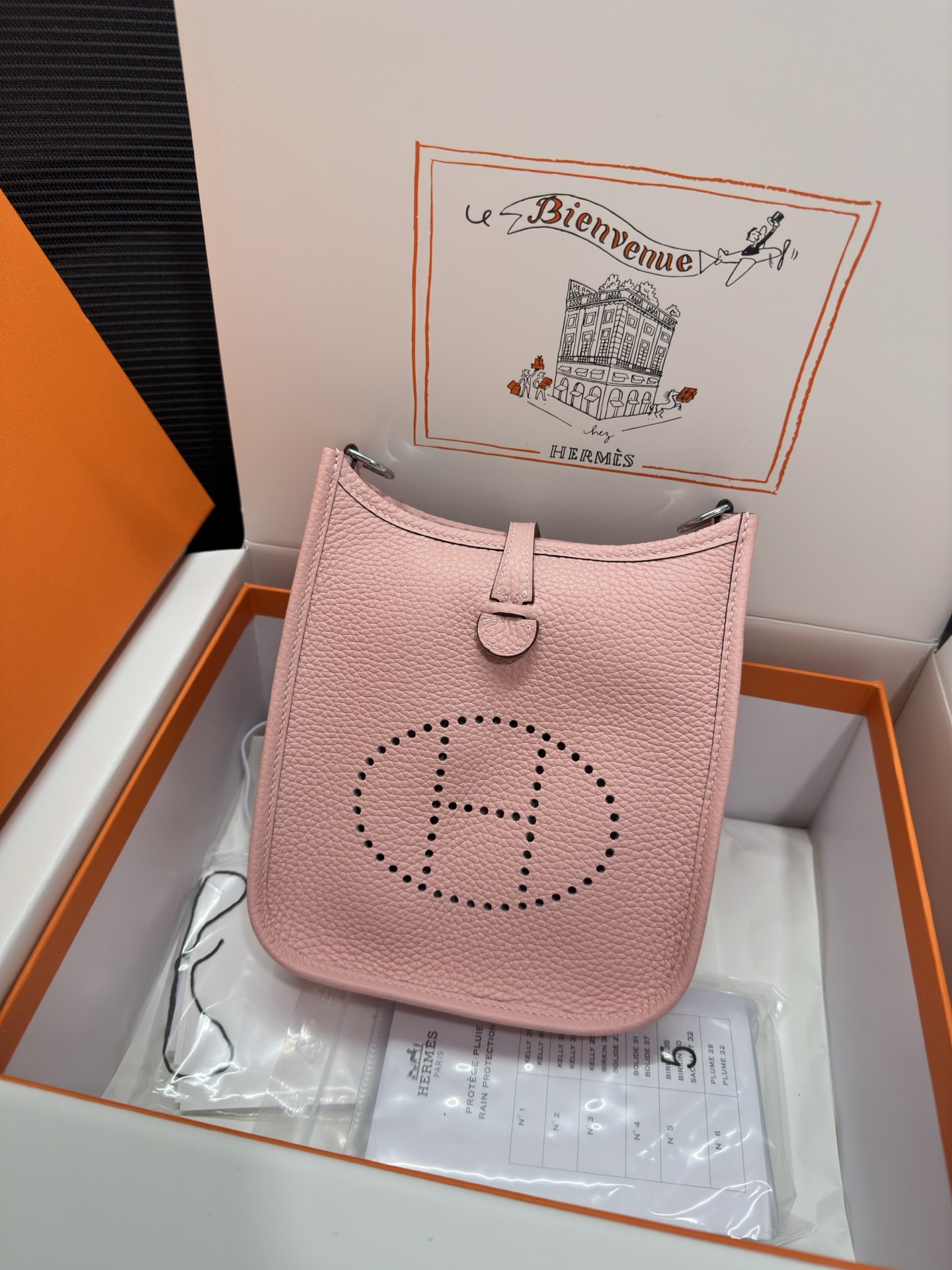 NO:811550,Mini Evelyne Mini Evelyne 17cm Original imported TC leather [3Q powder] gold and silver buckle Unisex model Counter synchronization Handmade wax thread sewing Pure steel hardware in stock, Hermes, Hermes,19860909Mini Evelyne 迷你伊芙琳 17cm 原厂进口TC皮【3Q粉】金银扣 男女通用款 专柜同步 手工蜡线缝制 纯钢五金 现货,爱马仕,hermes,Hermes,,Bag