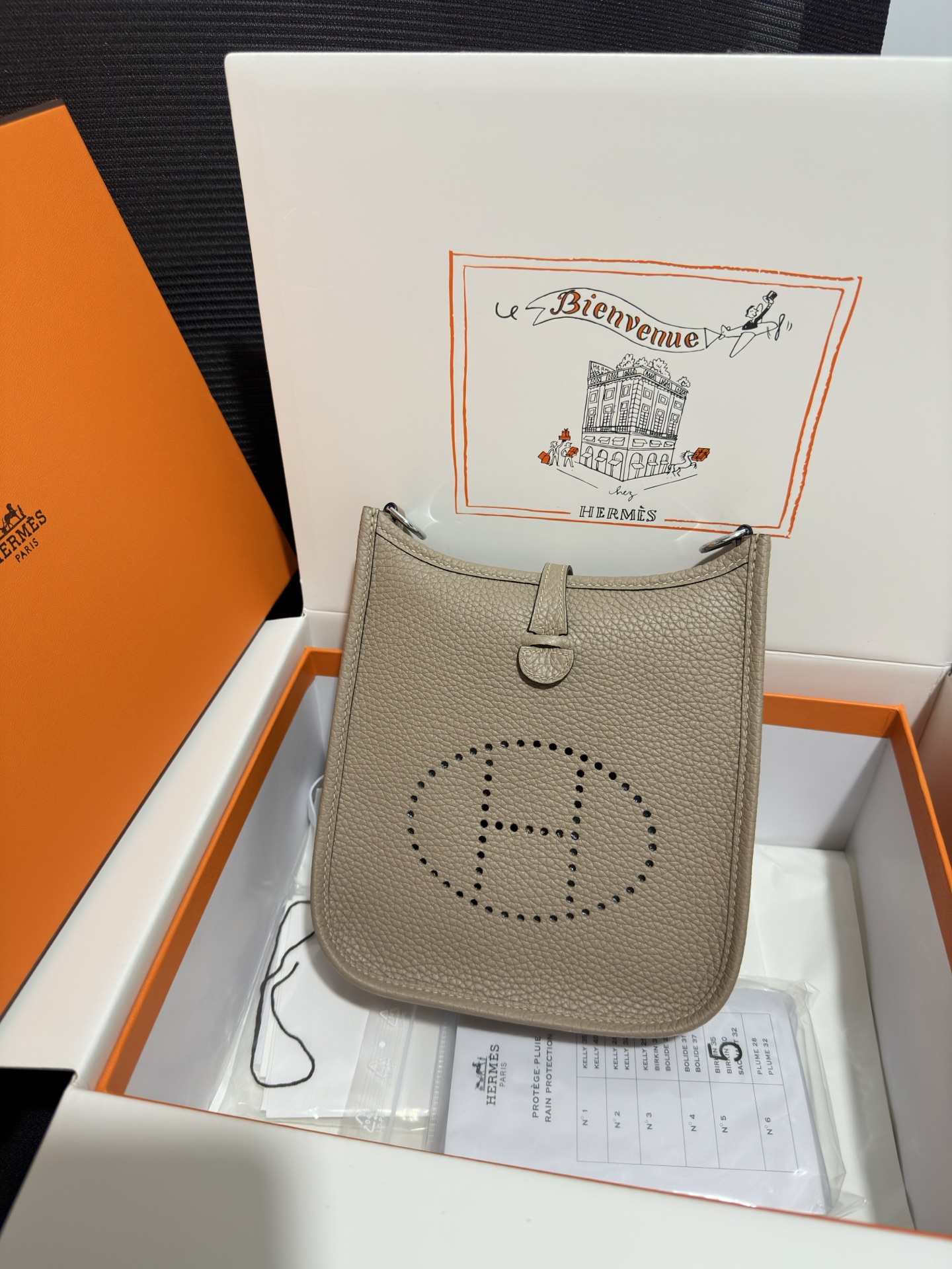 NO:811634,Mini Evelyne Mini Evelyne 17cm Original imported TC leather [windbreaker gray] Gold and silver buckle Unisex model Counter synchronization Handmade wax thread sewing Pure steel hardware Ready in stock, Hermes, Hermes,19860909Mini Evelyne 迷你伊芙琳 17cm 原厂进口TC皮【风衣灰】金银扣 男女通用款 专柜同步 手工蜡线缝制 纯钢五金 现货,爱马仕,hermes,Hermes,,Bag