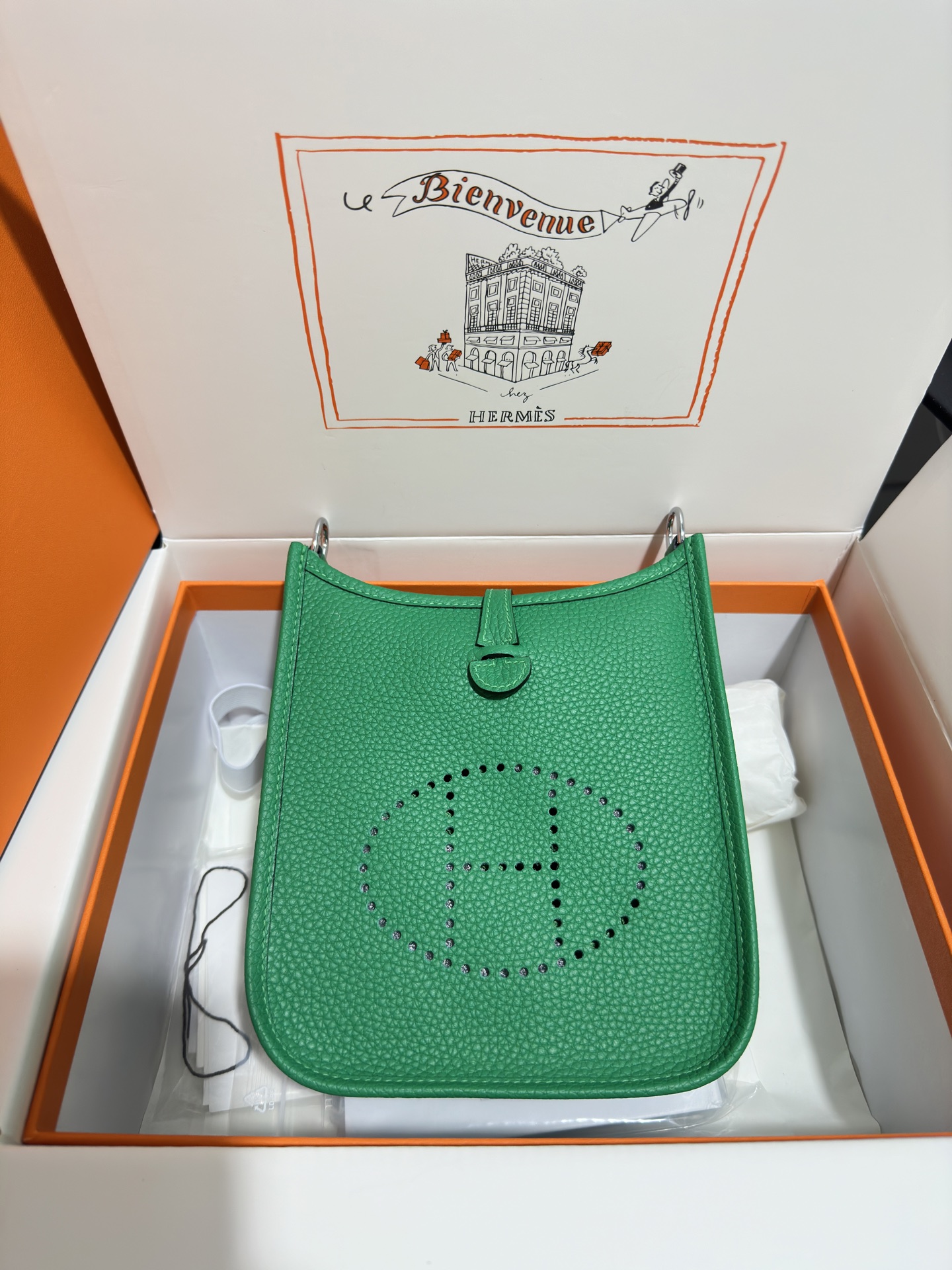 NO:811630,Mini Evelyne 17cm, original imported TC leather [comic green] gold and silver buckle, unisex model, counter synchronization, handmade wax thread sewing, pure steel hardware, in stock, Hermes, Hermes,19860909Mini Evelyne 迷你伊芙琳 17cm 原厂进口TC皮【漫画绿】金银扣 男女通用款 专柜同步 手工蜡线缝制 纯钢五金 现货,爱马仕,hermes,Hermes,,Bag