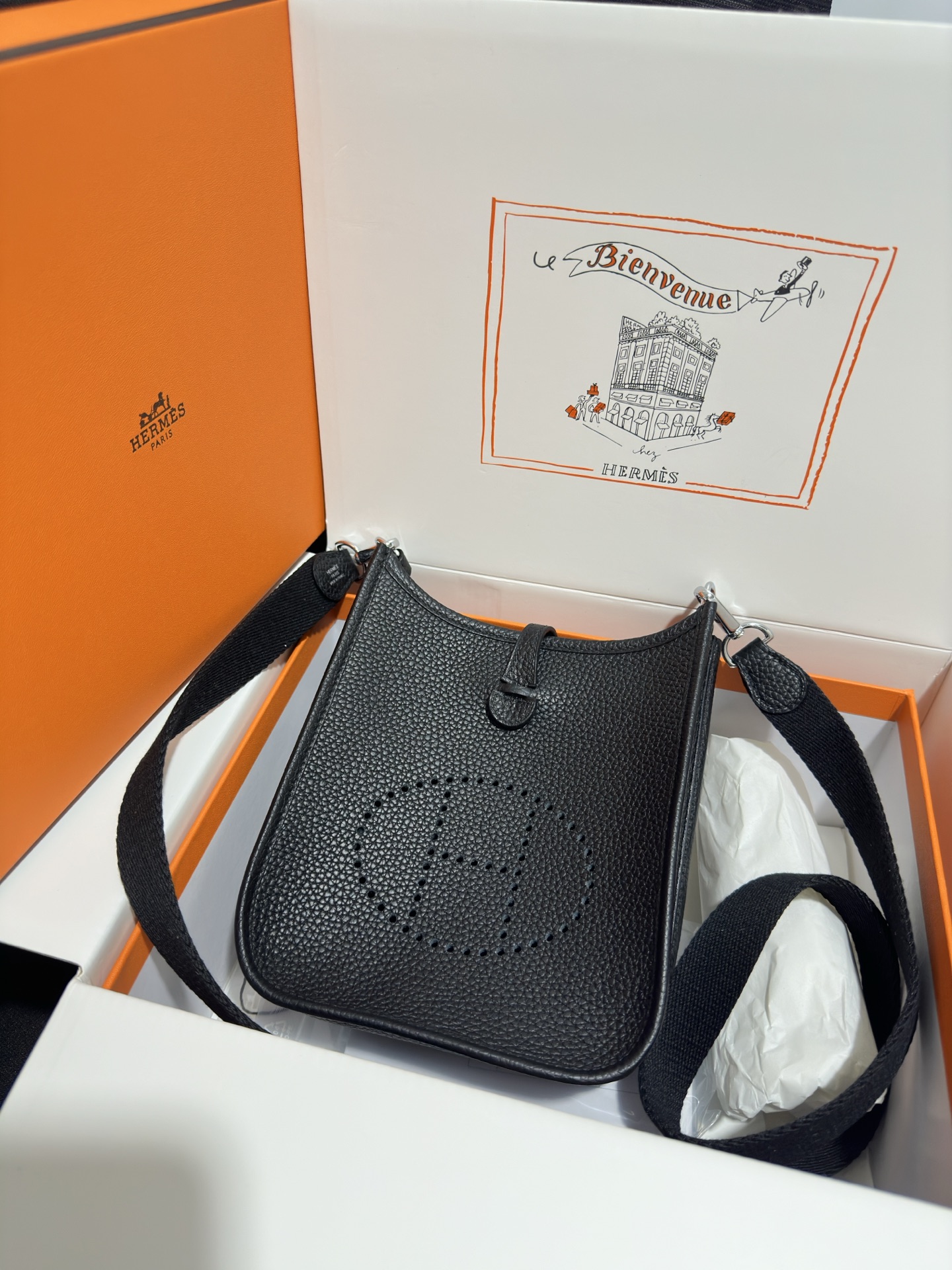 NO:811622,Mini Evelyne Mini Evelyne 17cm Original imported TC leather [black] gold and silver buckle Unisex model Counter synchronization Handmade wax thread sewing Pure steel hardware in stock, Hermes, Hermes,19860909Mini Evelyne 迷你伊芙琳 17cm 原厂进口TC皮【黑色】金银扣 男女通用款 专柜同步 手工蜡线缝制 纯钢五金 现货,爱马仕,hermes,Hermes,,Bag