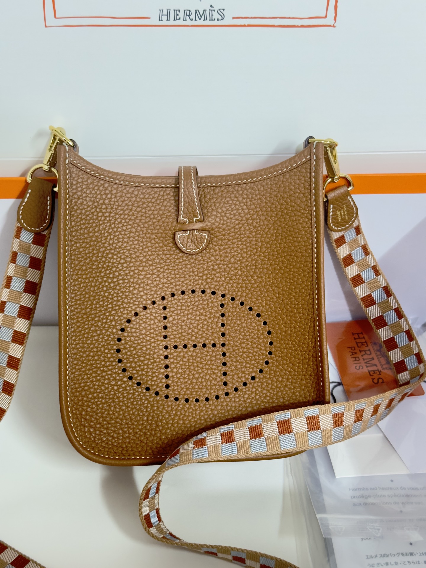 NO:811629,Mini Evelyne Mini Evelyne 17cm Original imported TC leather [golden brown] gold and silver buckle Unisex model Counter synchronization Handmade wax thread sewing Pure steel hardware in stock, Hermes, Hermes,19860909Mini Evelyne 迷你伊芙琳 17cm 原厂进口TC皮【金棕】金银扣 男女通用款 专柜同步 手工蜡线缝制 纯钢五金 现货,爱马仕,hermes,Hermes,,Bag
