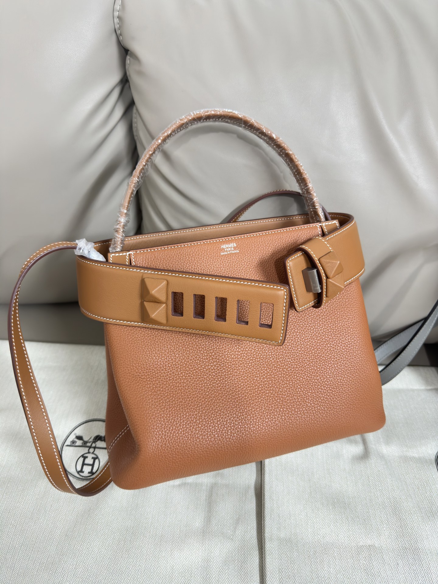 NO:698982,New Hermes Medor handbag 27cm, original imported Togo leather and Swift leather [golden brown] frosted silver buckle, limited edition, counter synchronization, handmade wax thread sewing, top craftsmanship, in stock, Hermes, hermes, hermes, stuart weitzman, Hermes,19860909新品 Hermes Medor 手提包 27cm 原厂进口Togo皮拼Swift皮【金棕】磨砂银扣 限量版 专柜同步 手工蜡线缝制 顶级工艺 现货,爱马仕,hermes,hermes,stuart weitzman,Hermes,,Bag