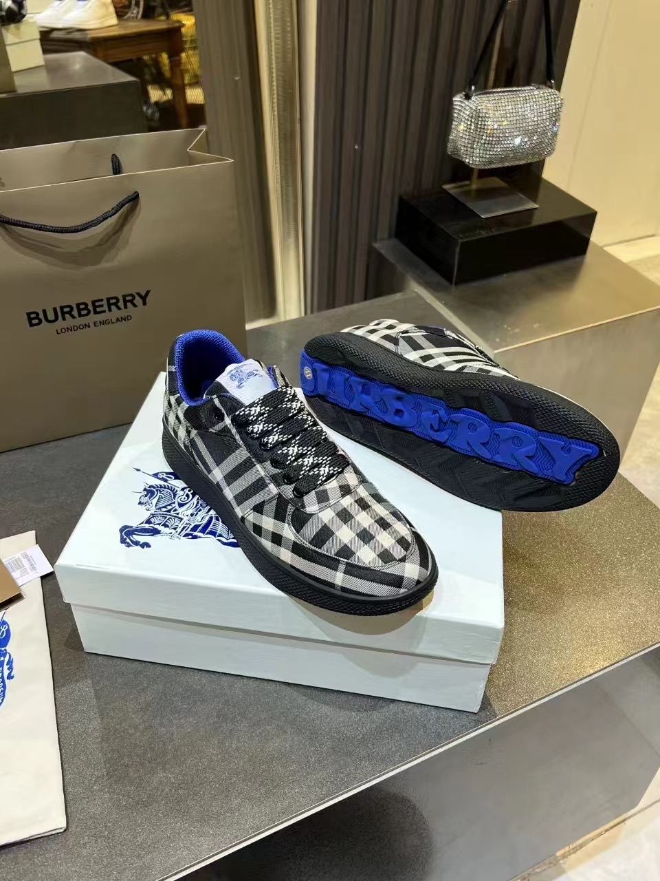 NO:226975,The latest counter model, Italian-made cotton-blend sneakers, decorated with Burberry plaid. Imported dark blue mesh lining, style with plaid laces and rubber soles, engraved with Burberry Archives. Part of Burberry classic, unique Burberry style wardrobe foundation. Women's 35-40 batches, men's 39-46 batches, casual shoes/sports shoes, sneakers19860909专柜最新款,意大利制造的棉质混纺运动鞋,饰有博柏利格纹.进口深蓝色网眼布衬里,款式采用格子鞋带和橡胶鞋底,刻有博柏利档案字样.博柏利经典的一部分,独特的博柏利风格的衣柜基础.女35-40批,男39-46批,休闲鞋/运动鞋,sneakers,Women's Shoes