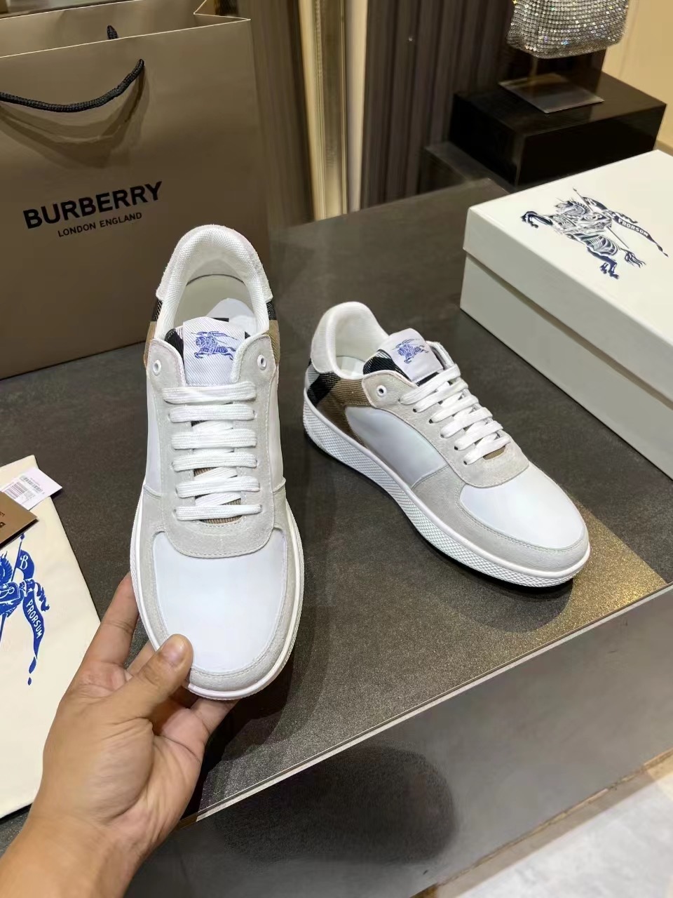 NO:226990,The latest counter model, Italian-made cotton-blend sneakers, decorated with Burberry plaid. Mesh lining style uses plaid shoelaces and rubber soles, engraved with Burberry Archives. Part of Burberry classic, a unique Burberry style wardrobe foundation. Women's 35-40 batches, men's 39-46 batches, casual shoes/sports shoes, sneakers19860909专柜最新款,意大利制造的棉质混纺运动鞋,饰有博柏利格纹.网眼布衬里款式采用格子鞋带和橡胶鞋底,刻有博柏利档案字样.博柏利经典的一部分,独特的博柏利风格的衣柜基础.女35-40批,男39-46批,休闲鞋/运动鞋,sneakers,Women's Shoes