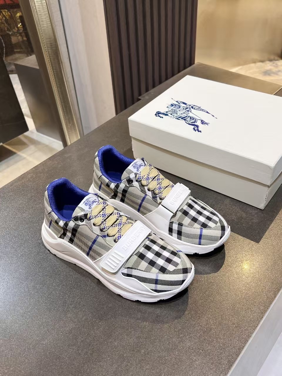 NO:226996,The latest counter model, Italian-made cotton-blend sneakers, decorated with Bobery checked. Mesh lining style uses plaid shoelaces and rubber soles, engraved with Bobery archives. Part of Bobery classic, a unique Bobery-style wardrobe foundation. Women 35-40, men 39-46, with full package., casual shoes/sports shoes, sneakers19860909专柜最新款,意大利制造的棉质混纺运动鞋,饰有博柏利格纹.网眼布衬里款式采用格子鞋带和橡胶鞋底,刻有博柏利档案字样.博柏利经典的一部分,独特的博柏利风格的衣柜基础.女35-40,,男39-46,配全套包装.,休闲鞋/运动鞋,sneakers,Women's Shoes