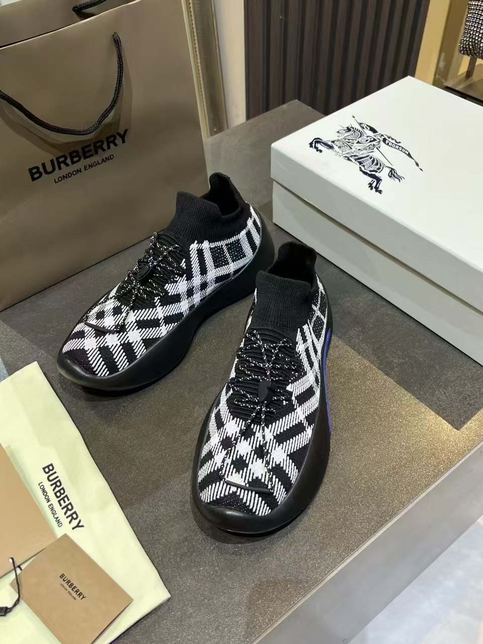 “Bobory Classic Italian-Made Sneakers with Air-Freighted Boblig Knitted Socks: Review & Price Guide” - 图片 4