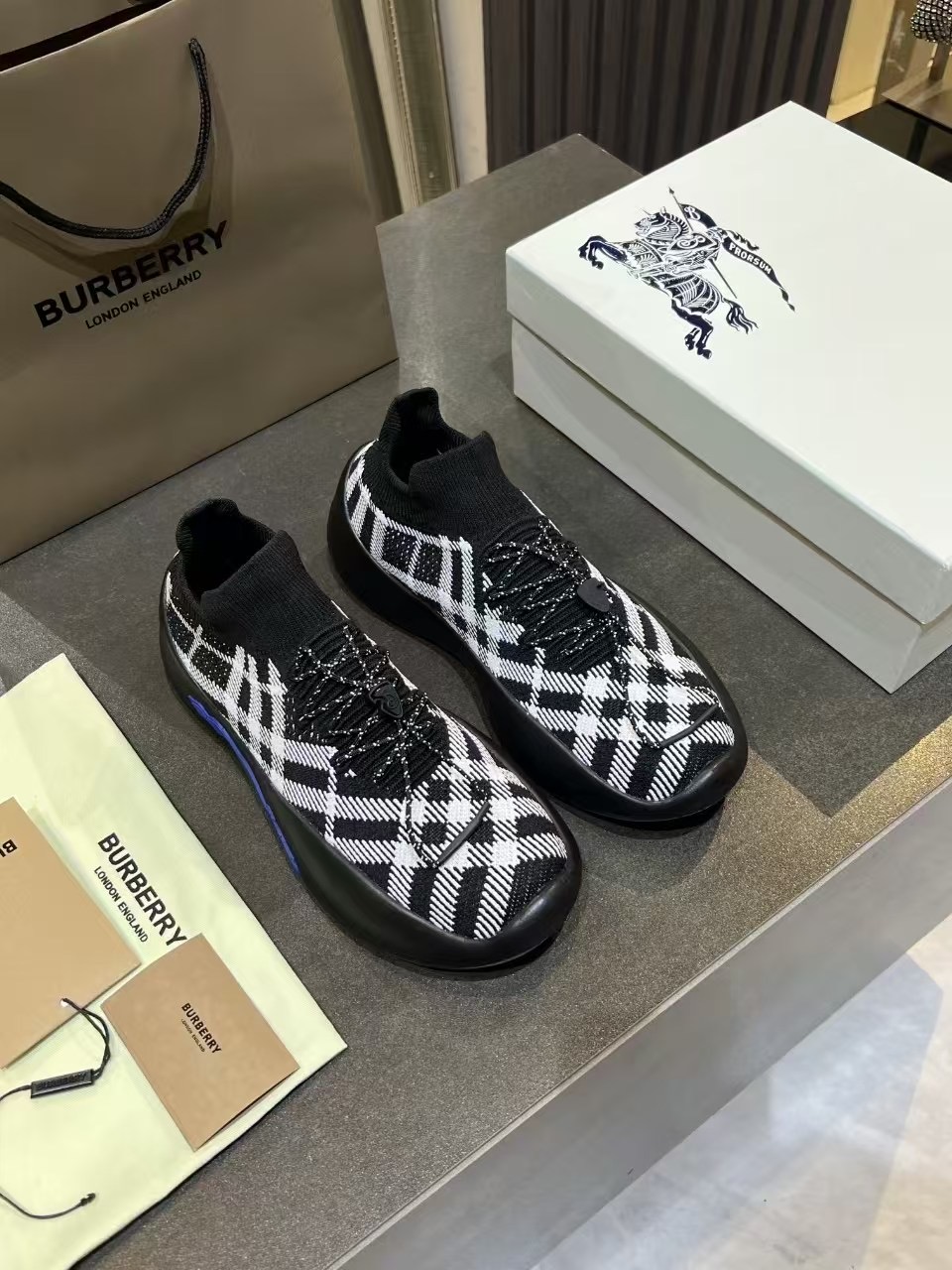 “Bobory Classic Italian-Made Sneakers with Air-Freighted Boblig Knitted Socks: Review & Price Guide” - 图片 6