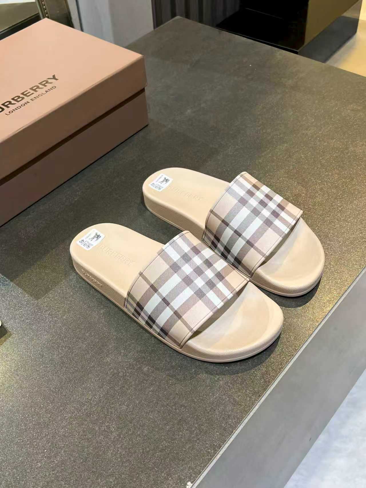 NO:747499,The new slippers at the counter are decorated with the three-dimensional logo of the brand letters, and the name of Chief Creative Director Riccardo Tisci's Burberry debut series 'Kingdom'. Size guide: original plate one to one, pattern 5D printing, upper environmentally friendly polyurethane, sole rubber slip-on design, size, 36-46 batch, slippers, burberry, slippers19860909专柜新款拖鞋饰有品牌字母立体徽标,以及首席创意总监 Riccardo Tisci 的 Burberry 首秀系列名称「Kingdom」 尺码指南 原板一比一,图案5D打印,鞋面环保聚胺脂 ,鞋底橡胶 套穿式设计 码数,36-46批,拖鞋,burberry,slippers,Women's Shoes