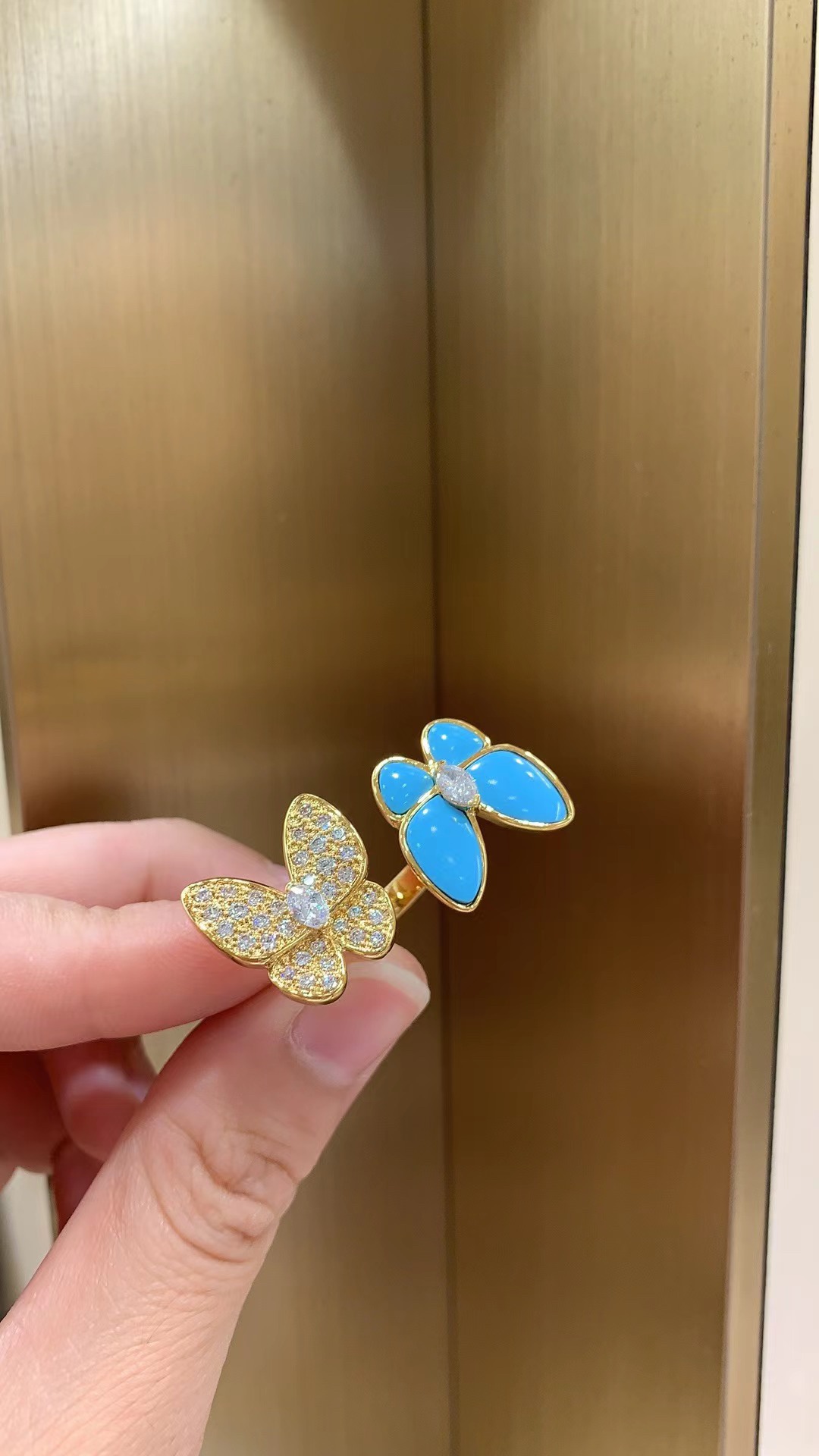VCA Two Butterfly Between the Finger ring
yellow gold, Diamond, Turquoise