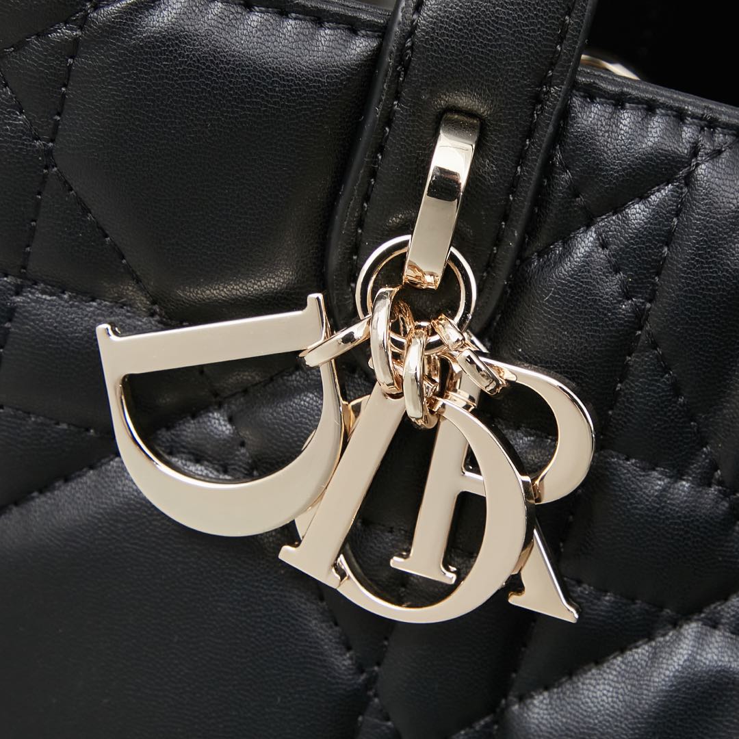 中号。这款 Dior Toujours 竖版手袋时尚实用，别具一格。采用胭脂米色牛皮革精心制作，饰以超大