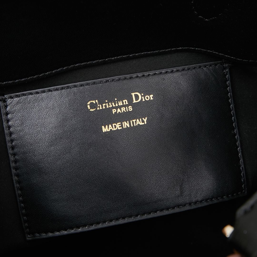 中号。这款 Dior Toujours 竖版手袋时尚实用，别具一格。采用胭脂米色牛皮革精心制作，饰以超大