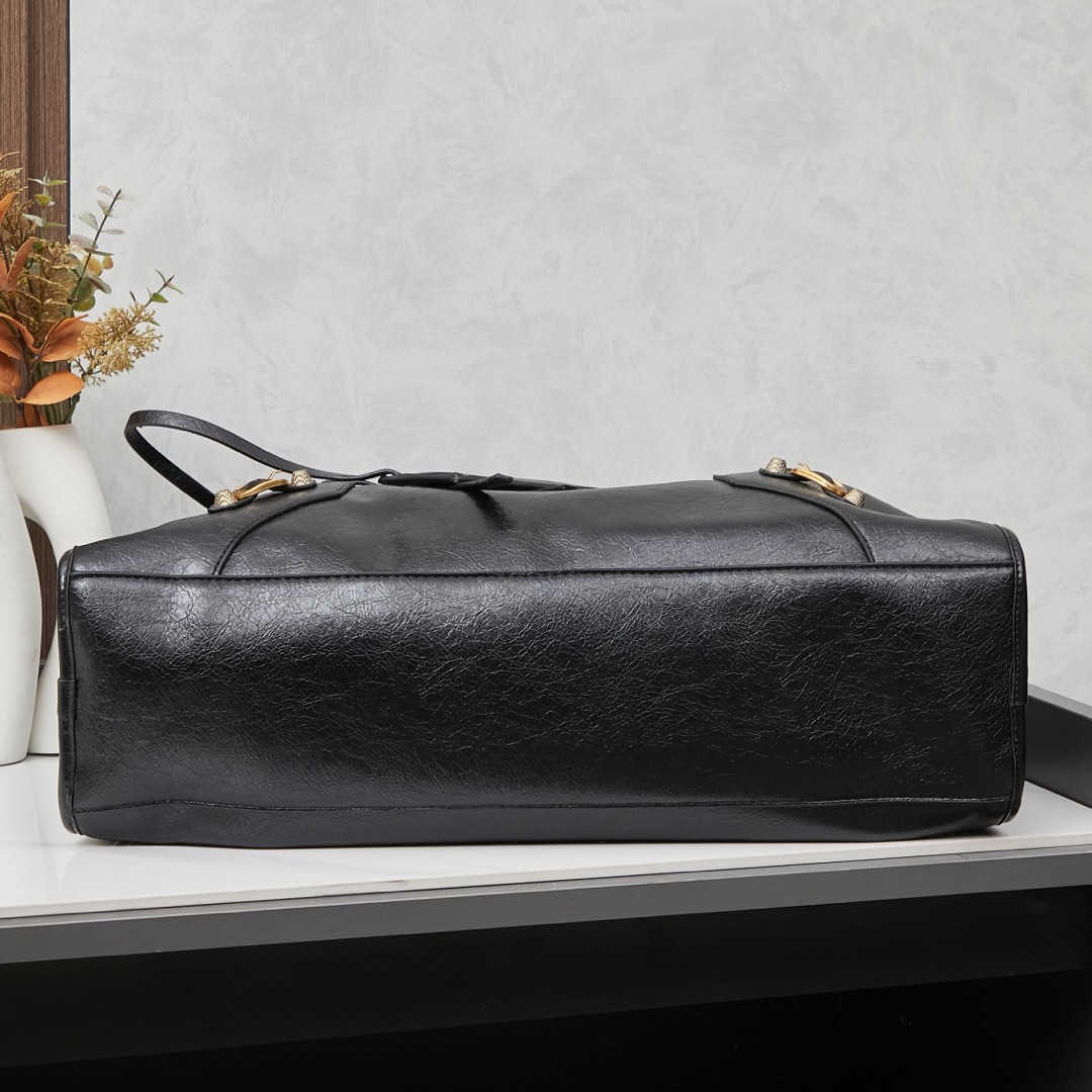 金扣大号批270💰配盒子巴黎世家Balenciaga机车包一直都非常经典
这三个尺寸都是看的 balenciagaGaint City 系列不得不说机车包实在是太方便了无论出门登机，还是骑车，开车拿东西都非常的方便
机车包皮质都很柔软细腻手感也是hin赞的哦
机车包的容量是很充足的搭配起来也很随意洒脱。大号尺寸45x30x11,型号6890。