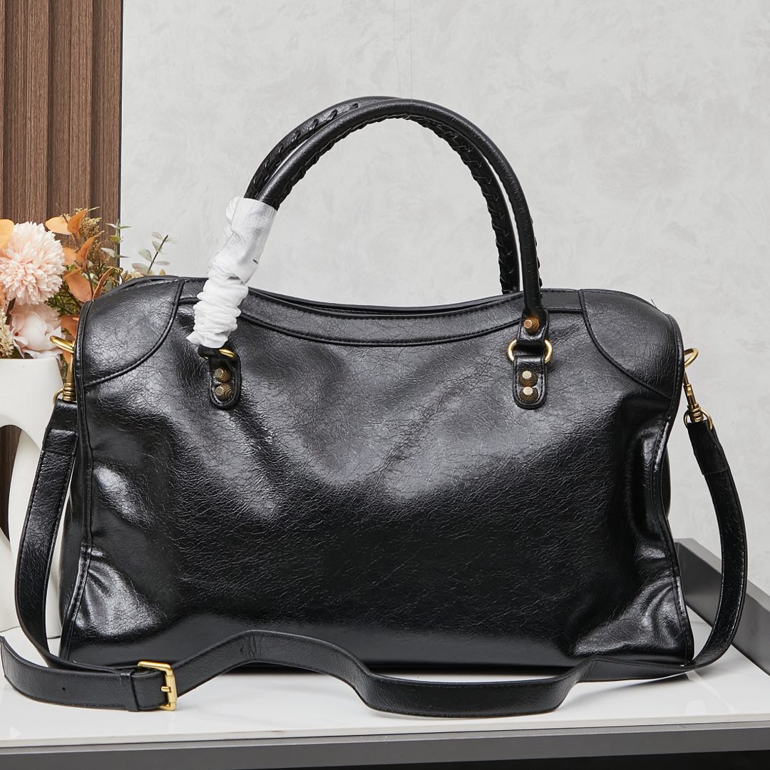 金扣大号批270💰配盒子巴黎世家Balenciaga机车包一直都非常经典
这三个尺寸都是看的 balenciagaGaint City 系列不得不说机车包实在是太方便了无论出门登机，还是骑车，开车拿东西都非常的方便
机车包皮质都很柔软细腻手感也是hin赞的哦
机车包的容量是很充足的搭配起来也很随意洒脱。大号尺寸45x30x11,型号6890。