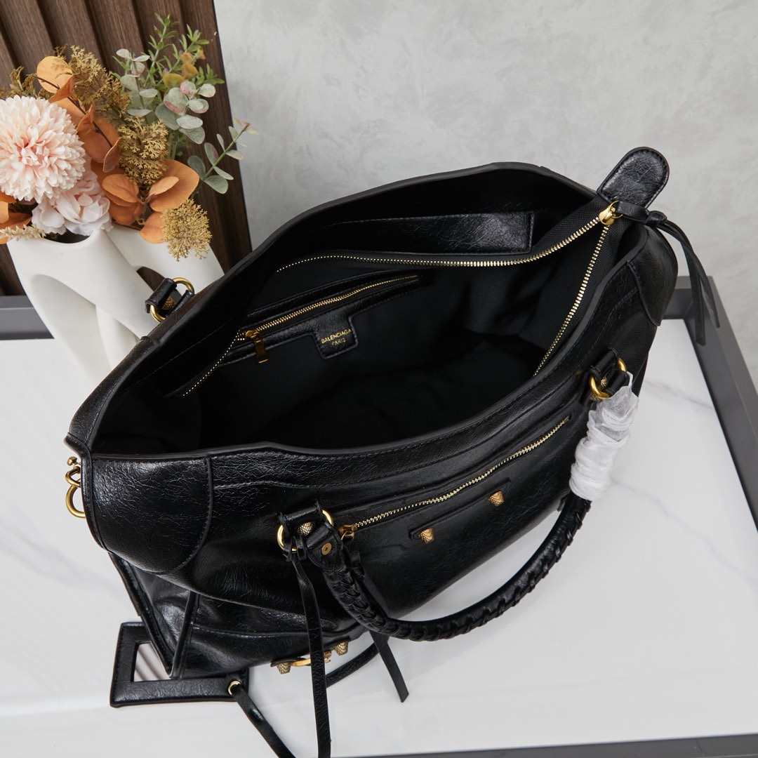 金扣大号批270💰配盒子巴黎世家Balenciaga机车包一直都非常经典
这三个尺寸都是看的 balenciagaGaint City 系列不得不说机车包实在是太方便了无论出门登机，还是骑车，开车拿东西都非常的方便
机车包皮质都很柔软细腻手感也是hin赞的哦
机车包的容量是很充足的搭配起来也很随意洒脱。大号尺寸45x30x11,型号6890。