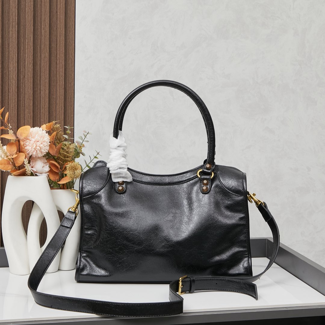 金扣中号批260💰配盒子巴黎世家Balenciaga机车包一直都非常经典
这三个尺寸都是看的 balenciagaGaint City 系列不得不说机车包实在是太方便了无论出门登机，还是骑车，开车拿东西都非常的方便
机车包皮质都很柔软细腻手感也是hin赞的哦
机车包的容量是很充足的搭配起来也很随意洒脱。中号尺寸36x24x10,型号6890。