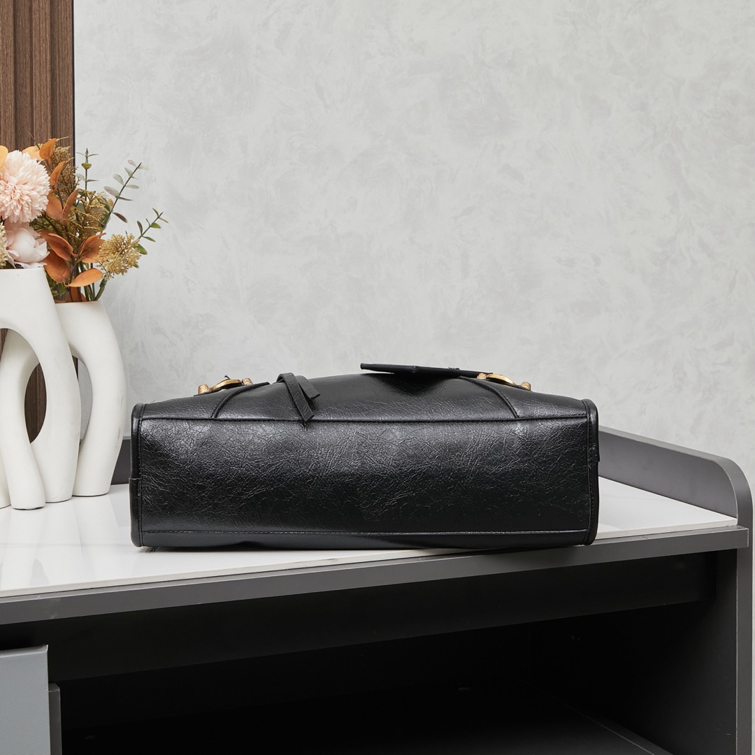 金扣中号批260💰配盒子巴黎世家Balenciaga机车包一直都非常经典
这三个尺寸都是看的 balenciagaGaint City 系列不得不说机车包实在是太方便了无论出门登机，还是骑车，开车拿东西都非常的方便
机车包皮质都很柔软细腻手感也是hin赞的哦
机车包的容量是很充足的搭配起来也很随意洒脱。中号尺寸36x24x10,型号6890。