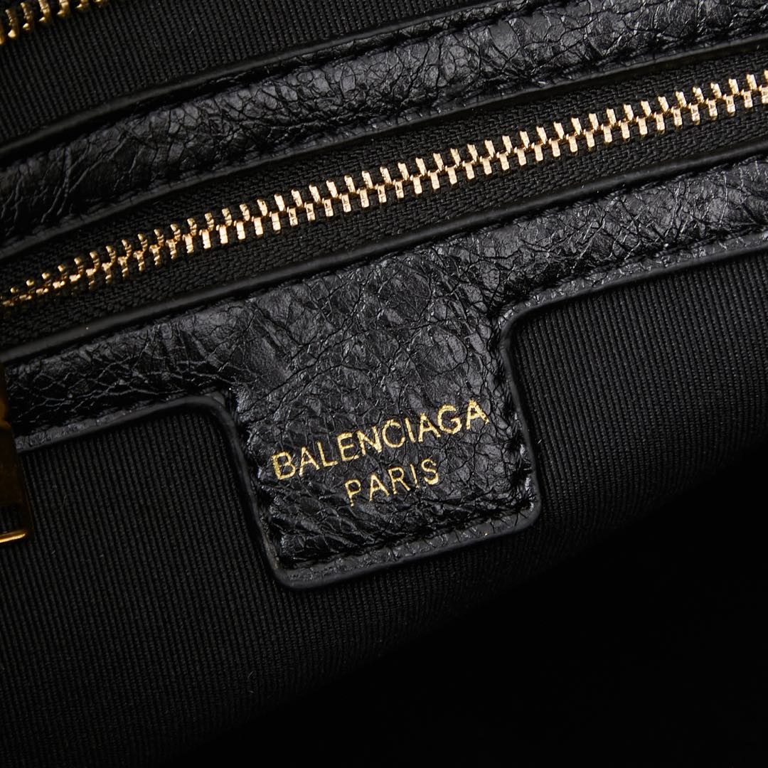 金扣中号批260💰配盒子巴黎世家Balenciaga机车包一直都非常经典
这三个尺寸都是看的 balenciagaGaint City 系列不得不说机车包实在是太方便了无论出门登机，还是骑车，开车拿东西都非常的方便
机车包皮质都很柔软细腻手感也是hin赞的哦
机车包的容量是很充足的搭配起来也很随意洒脱。中号尺寸36x24x10,型号6890。